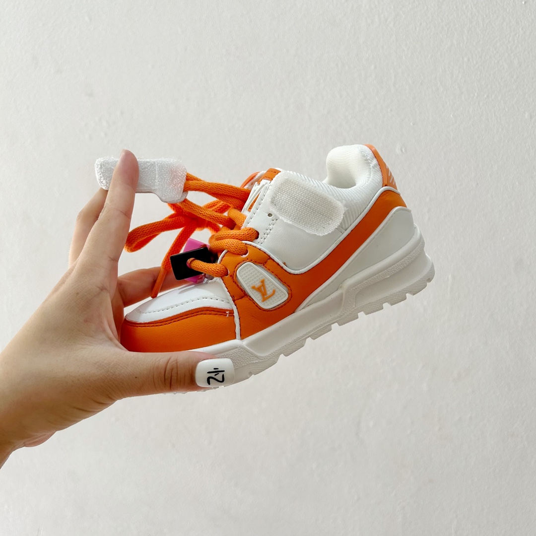 图片[8]-🔗 LV小胖丁儿童板鞋 尺码：26-37码 🌟 想给宝贝的小小脚丫穿上大牌时尚？LV的小胖丁儿童板鞋绝对是个亮眼选择！它不仅设计独特，而且舒适度满分，让宝贝每一步都踏着轻盈与自信的步伐👣。 👟 首先，外观上，LV的小胖丁儿童板鞋采用经典的LV图案，配色丰富，无论是喜欢低调的小朋友，还是追求个性的小超模，都能找到适合自己的那一款。而且鞋面采用了高质量的材料，不仅美观，更耐穿耐磨，经得起宝贝们的捣蛋考验！ 🔥 材质方面，这款儿童板鞋内里采用了柔软的绒面材质，加上可调节的鞋带设计，确保鞋子既贴合又透气，即使是长时间穿着也不会感到闷热或束缚。鞋底采用了轻便且抓地力强的材料，无论是室内游戏还是室外探索，都能提供稳定的支撑，保护宝贝们健康成长。-选品中心