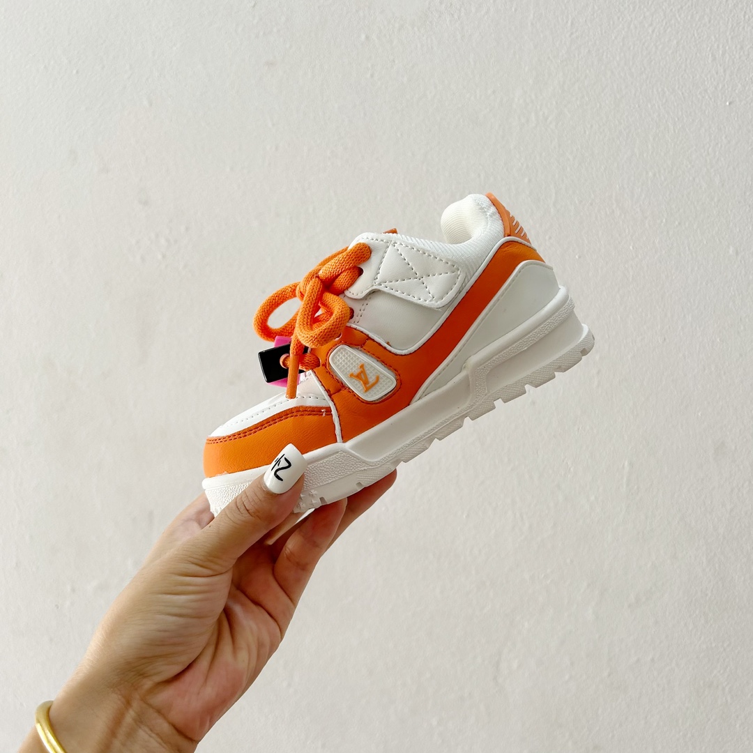 图片[4]-🔗 LV小胖丁儿童板鞋 尺码：26-37码 🌟 想给宝贝的小小脚丫穿上大牌时尚？LV的小胖丁儿童板鞋绝对是个亮眼选择！它不仅设计独特，而且舒适度满分，让宝贝每一步都踏着轻盈与自信的步伐👣。 👟 首先，外观上，LV的小胖丁儿童板鞋采用经典的LV图案，配色丰富，无论是喜欢低调的小朋友，还是追求个性的小超模，都能找到适合自己的那一款。而且鞋面采用了高质量的材料，不仅美观，更耐穿耐磨，经得起宝贝们的捣蛋考验！ 🔥 材质方面，这款儿童板鞋内里采用了柔软的绒面材质，加上可调节的鞋带设计，确保鞋子既贴合又透气，即使是长时间穿着也不会感到闷热或束缚。鞋底采用了轻便且抓地力强的材料，无论是室内游戏还是室外探索，都能提供稳定的支撑，保护宝贝们健康成长。-选品中心