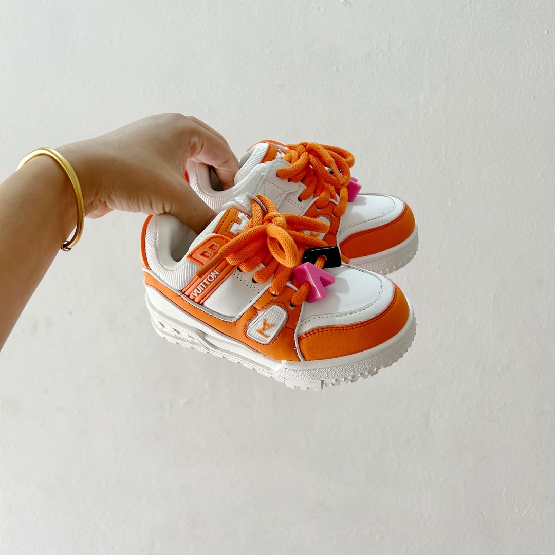 🔗 LV小胖丁儿童板鞋 尺码：26-37码 🌟 想给宝贝的小小脚丫穿上大牌时尚？LV的小胖丁儿童板鞋绝对是个亮眼选择！它不仅设计独特，而且舒适度满分，让宝贝每一步都踏着轻盈与自信的步伐👣。 👟 首先，外观上，LV的小胖丁儿童板鞋采用经典的LV图案，配色丰富，无论是喜欢低调的小朋友，还是追求个性的小超模，都能找到适合自己的那一款。而且鞋面采用了高质量的材料，不仅美观，更耐穿耐磨，经得起宝贝们的捣蛋考验！ 🔥 材质方面，这款儿童板鞋内里采用了柔软的绒面材质，加上可调节的鞋带设计，确保鞋子既贴合又透气，即使是长时间穿着也不会感到闷热或束缚。鞋底采用了轻便且抓地力强的材料，无论是室内游戏还是室外探索，都能提供稳定的支撑，保护宝贝们健康成长。-选品中心