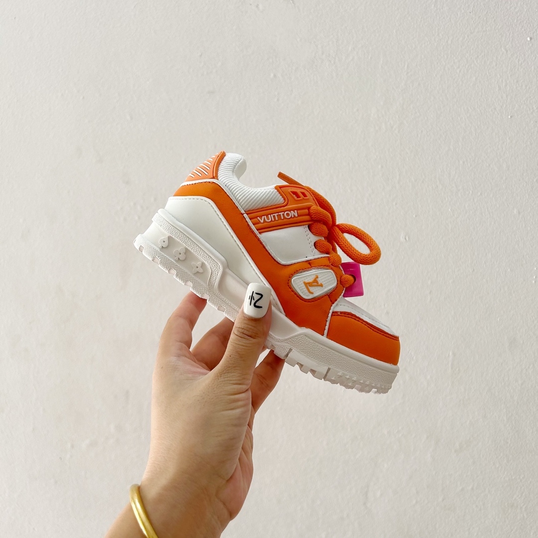 图片[2]-🔗 LV小胖丁儿童板鞋 尺码：26-37码 🌟 想给宝贝的小小脚丫穿上大牌时尚？LV的小胖丁儿童板鞋绝对是个亮眼选择！它不仅设计独特，而且舒适度满分，让宝贝每一步都踏着轻盈与自信的步伐👣。 👟 首先，外观上，LV的小胖丁儿童板鞋采用经典的LV图案，配色丰富，无论是喜欢低调的小朋友，还是追求个性的小超模，都能找到适合自己的那一款。而且鞋面采用了高质量的材料，不仅美观，更耐穿耐磨，经得起宝贝们的捣蛋考验！ 🔥 材质方面，这款儿童板鞋内里采用了柔软的绒面材质，加上可调节的鞋带设计，确保鞋子既贴合又透气，即使是长时间穿着也不会感到闷热或束缚。鞋底采用了轻便且抓地力强的材料，无论是室内游戏还是室外探索，都能提供稳定的支撑，保护宝贝们健康成长。-选品中心