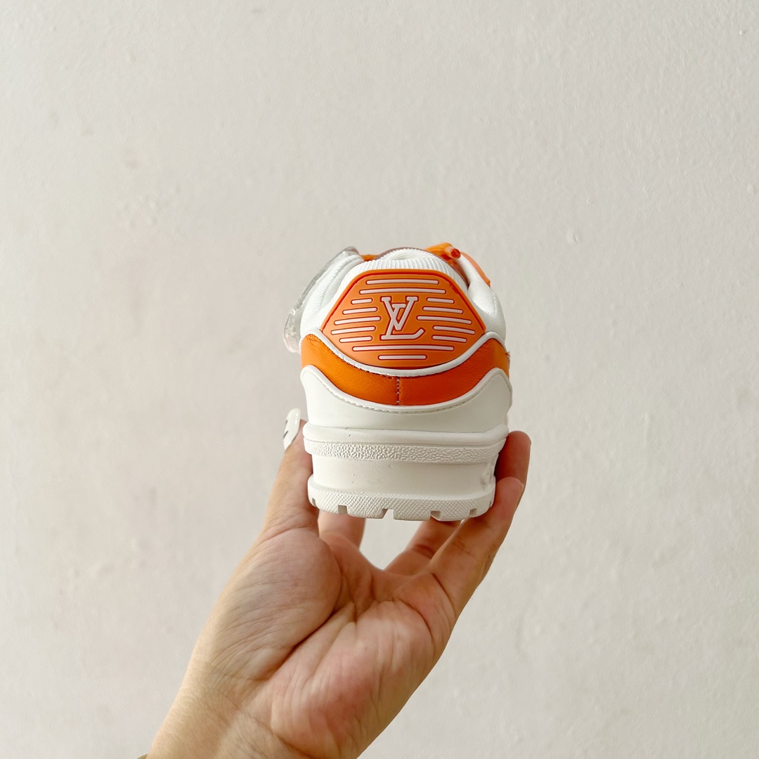 图片[6]-🔗 LV小胖丁儿童板鞋 尺码：26-37码 🌟 想给宝贝的小小脚丫穿上大牌时尚？LV的小胖丁儿童板鞋绝对是个亮眼选择！它不仅设计独特，而且舒适度满分，让宝贝每一步都踏着轻盈与自信的步伐👣。 👟 首先，外观上，LV的小胖丁儿童板鞋采用经典的LV图案，配色丰富，无论是喜欢低调的小朋友，还是追求个性的小超模，都能找到适合自己的那一款。而且鞋面采用了高质量的材料，不仅美观，更耐穿耐磨，经得起宝贝们的捣蛋考验！ 🔥 材质方面，这款儿童板鞋内里采用了柔软的绒面材质，加上可调节的鞋带设计，确保鞋子既贴合又透气，即使是长时间穿着也不会感到闷热或束缚。鞋底采用了轻便且抓地力强的材料，无论是室内游戏还是室外探索，都能提供稳定的支撑，保护宝贝们健康成长。-选品中心