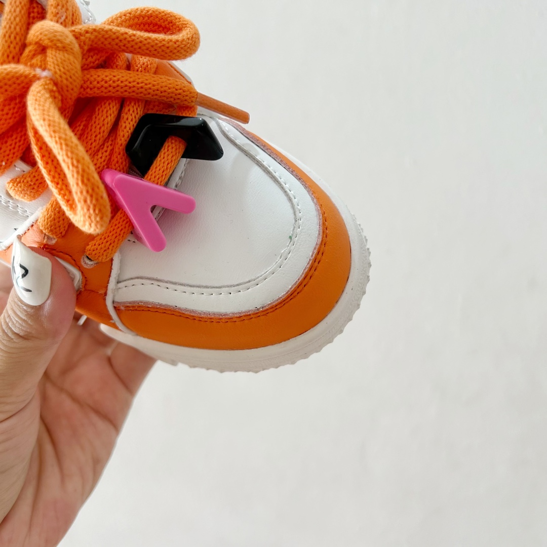 图片[5]-🔗 LV小胖丁儿童板鞋 尺码：26-37码 🌟 想给宝贝的小小脚丫穿上大牌时尚？LV的小胖丁儿童板鞋绝对是个亮眼选择！它不仅设计独特，而且舒适度满分，让宝贝每一步都踏着轻盈与自信的步伐👣。 👟 首先，外观上，LV的小胖丁儿童板鞋采用经典的LV图案，配色丰富，无论是喜欢低调的小朋友，还是追求个性的小超模，都能找到适合自己的那一款。而且鞋面采用了高质量的材料，不仅美观，更耐穿耐磨，经得起宝贝们的捣蛋考验！ 🔥 材质方面，这款儿童板鞋内里采用了柔软的绒面材质，加上可调节的鞋带设计，确保鞋子既贴合又透气，即使是长时间穿着也不会感到闷热或束缚。鞋底采用了轻便且抓地力强的材料，无论是室内游戏还是室外探索，都能提供稳定的支撑，保护宝贝们健康成长。-选品中心