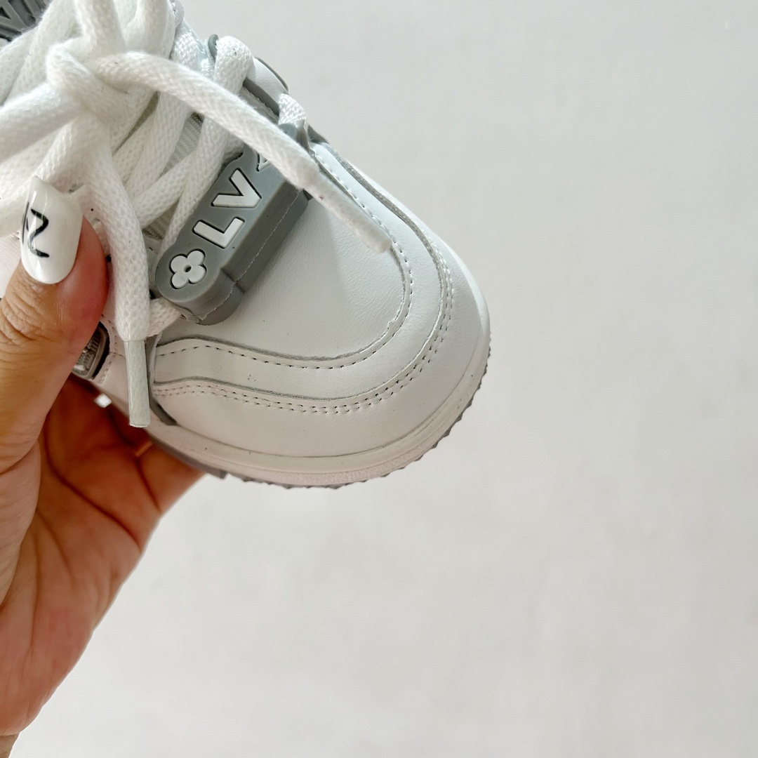 图片[5]-🔗 LV小胖丁儿童板鞋 尺码：26-37码 🌟 想给宝贝的小小脚丫穿上大牌时尚？LV的小胖丁儿童板鞋绝对是个亮眼选择！它不仅设计独特，而且舒适度满分，让宝贝每一步都踏着轻盈与自信的步伐👣。。 👟 首先，外观上，LV的小胖丁儿童板鞋采用经典的LV图案，配色丰富，无论是喜欢低调的小朋友，还是追求个性的小超模，都能找到适合自己的那一款。而且鞋面采用了高质量的材料，不仅美观，更耐穿耐磨，经得起宝贝们的捣蛋考验！ 🔥 材质方面，这款儿童板鞋内里采用了柔软的绒面材质，加上可调节的鞋带设计，确保鞋子既贴合又透气，即使是长时间穿着也不会感到闷热或束缚。鞋底采用了轻便且抓地力强的材料，无论是室内游戏还是室外探索，都能提供稳定的支撑，保护宝贝们健康成长。-选品中心