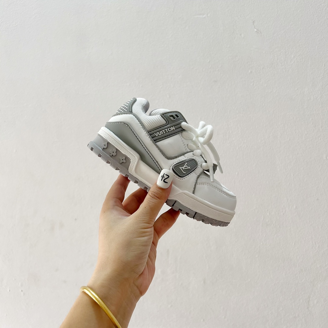 图片[2]-🔗 LV小胖丁儿童板鞋 尺码：26-37码 🌟 想给宝贝的小小脚丫穿上大牌时尚？LV的小胖丁儿童板鞋绝对是个亮眼选择！它不仅设计独特，而且舒适度满分，让宝贝每一步都踏着轻盈与自信的步伐👣。。 👟 首先，外观上，LV的小胖丁儿童板鞋采用经典的LV图案，配色丰富，无论是喜欢低调的小朋友，还是追求个性的小超模，都能找到适合自己的那一款。而且鞋面采用了高质量的材料，不仅美观，更耐穿耐磨，经得起宝贝们的捣蛋考验！ 🔥 材质方面，这款儿童板鞋内里采用了柔软的绒面材质，加上可调节的鞋带设计，确保鞋子既贴合又透气，即使是长时间穿着也不会感到闷热或束缚。鞋底采用了轻便且抓地力强的材料，无论是室内游戏还是室外探索，都能提供稳定的支撑，保护宝贝们健康成长。-选品中心