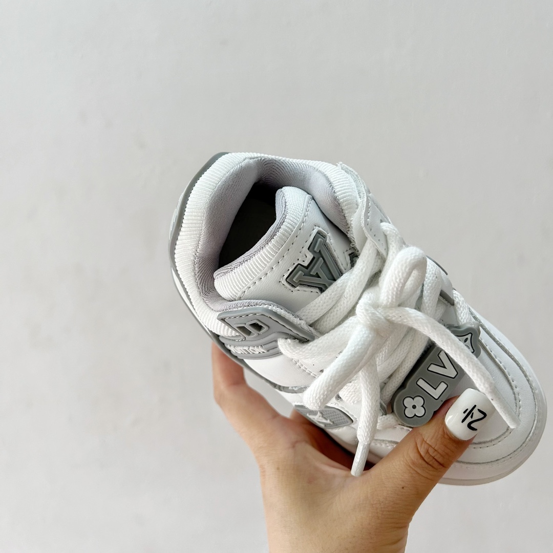 图片[7]-🔗 LV小胖丁儿童板鞋 尺码：26-37码 🌟 想给宝贝的小小脚丫穿上大牌时尚？LV的小胖丁儿童板鞋绝对是个亮眼选择！它不仅设计独特，而且舒适度满分，让宝贝每一步都踏着轻盈与自信的步伐👣。。 👟 首先，外观上，LV的小胖丁儿童板鞋采用经典的LV图案，配色丰富，无论是喜欢低调的小朋友，还是追求个性的小超模，都能找到适合自己的那一款。而且鞋面采用了高质量的材料，不仅美观，更耐穿耐磨，经得起宝贝们的捣蛋考验！ 🔥 材质方面，这款儿童板鞋内里采用了柔软的绒面材质，加上可调节的鞋带设计，确保鞋子既贴合又透气，即使是长时间穿着也不会感到闷热或束缚。鞋底采用了轻便且抓地力强的材料，无论是室内游戏还是室外探索，都能提供稳定的支撑，保护宝贝们健康成长。-选品中心