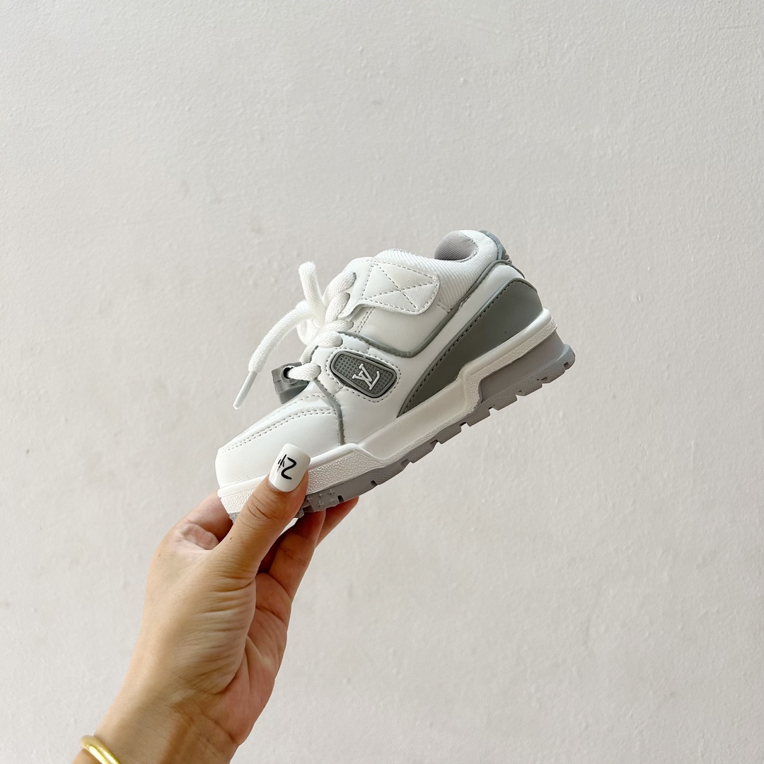 图片[4]-🔗 LV小胖丁儿童板鞋 尺码：26-37码 🌟 想给宝贝的小小脚丫穿上大牌时尚？LV的小胖丁儿童板鞋绝对是个亮眼选择！它不仅设计独特，而且舒适度满分，让宝贝每一步都踏着轻盈与自信的步伐👣。。 👟 首先，外观上，LV的小胖丁儿童板鞋采用经典的LV图案，配色丰富，无论是喜欢低调的小朋友，还是追求个性的小超模，都能找到适合自己的那一款。而且鞋面采用了高质量的材料，不仅美观，更耐穿耐磨，经得起宝贝们的捣蛋考验！ 🔥 材质方面，这款儿童板鞋内里采用了柔软的绒面材质，加上可调节的鞋带设计，确保鞋子既贴合又透气，即使是长时间穿着也不会感到闷热或束缚。鞋底采用了轻便且抓地力强的材料，无论是室内游戏还是室外探索，都能提供稳定的支撑，保护宝贝们健康成长。-选品中心