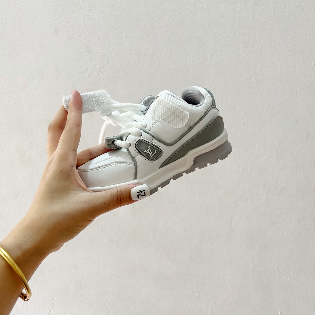 图片[8]-🔗 LV小胖丁儿童板鞋 尺码：26-37码 🌟 想给宝贝的小小脚丫穿上大牌时尚？LV的小胖丁儿童板鞋绝对是个亮眼选择！它不仅设计独特，而且舒适度满分，让宝贝每一步都踏着轻盈与自信的步伐👣。。 👟 首先，外观上，LV的小胖丁儿童板鞋采用经典的LV图案，配色丰富，无论是喜欢低调的小朋友，还是追求个性的小超模，都能找到适合自己的那一款。而且鞋面采用了高质量的材料，不仅美观，更耐穿耐磨，经得起宝贝们的捣蛋考验！ 🔥 材质方面，这款儿童板鞋内里采用了柔软的绒面材质，加上可调节的鞋带设计，确保鞋子既贴合又透气，即使是长时间穿着也不会感到闷热或束缚。鞋底采用了轻便且抓地力强的材料，无论是室内游戏还是室外探索，都能提供稳定的支撑，保护宝贝们健康成长。-选品中心