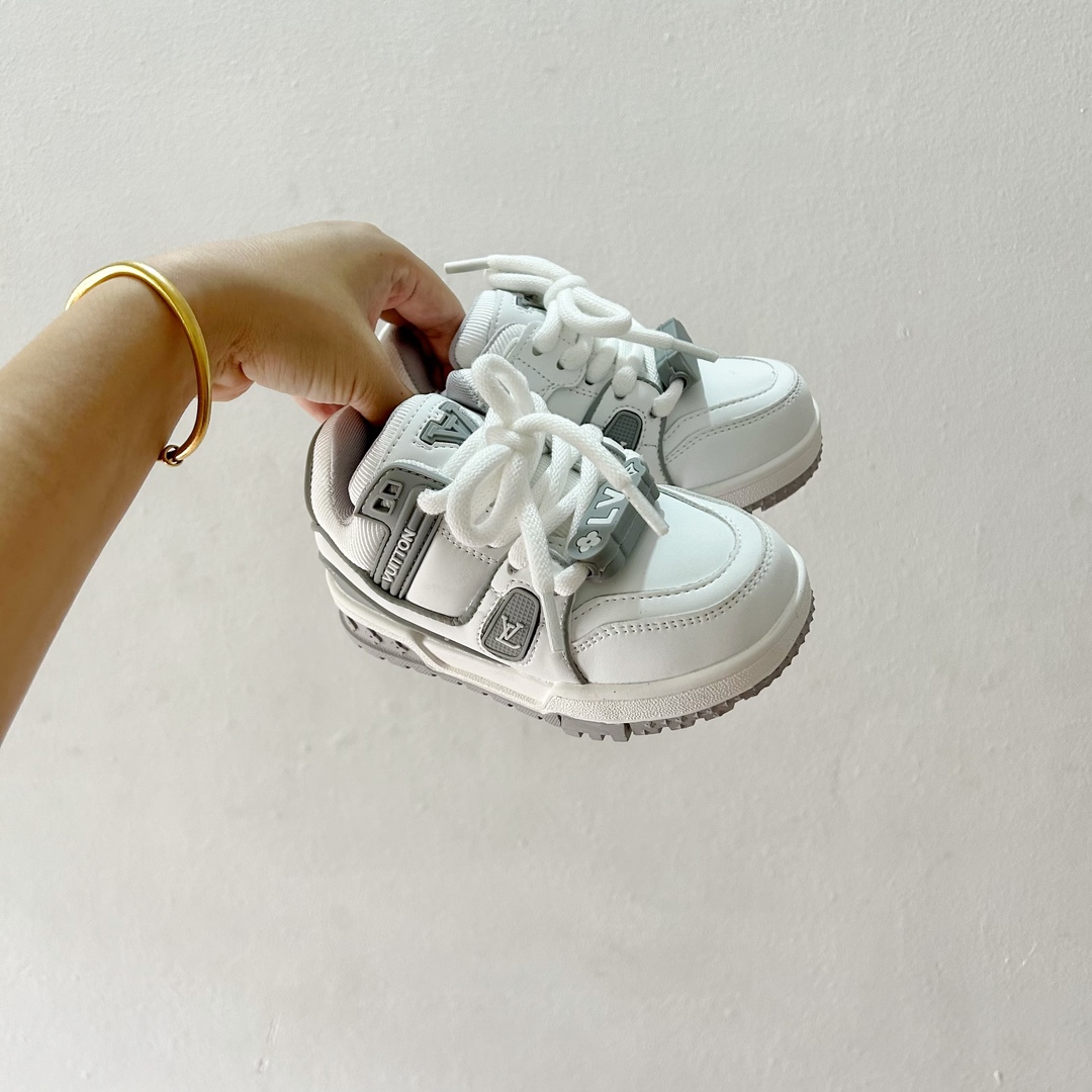 🔗 LV小胖丁儿童板鞋 尺码：26-37码 🌟 想给宝贝的小小脚丫穿上大牌时尚？LV的小胖丁儿童板鞋绝对是个亮眼选择！它不仅设计独特，而且舒适度满分，让宝贝每一步都踏着轻盈与自信的步伐👣。。 👟 首先，外观上，LV的小胖丁儿童板鞋采用经典的LV图案，配色丰富，无论是喜欢低调的小朋友，还是追求个性的小超模，都能找到适合自己的那一款。而且鞋面采用了高质量的材料，不仅美观，更耐穿耐磨，经得起宝贝们的捣蛋考验！ 🔥 材质方面，这款儿童板鞋内里采用了柔软的绒面材质，加上可调节的鞋带设计，确保鞋子既贴合又透气，即使是长时间穿着也不会感到闷热或束缚。鞋底采用了轻便且抓地力强的材料，无论是室内游戏还是室外探索，都能提供稳定的支撑，保护宝贝们健康成长。-选品中心