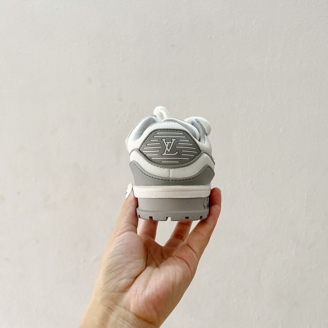 图片[6]-🔗 LV小胖丁儿童板鞋 尺码：26-37码 🌟 想给宝贝的小小脚丫穿上大牌时尚？LV的小胖丁儿童板鞋绝对是个亮眼选择！它不仅设计独特，而且舒适度满分，让宝贝每一步都踏着轻盈与自信的步伐👣。。 👟 首先，外观上，LV的小胖丁儿童板鞋采用经典的LV图案，配色丰富，无论是喜欢低调的小朋友，还是追求个性的小超模，都能找到适合自己的那一款。而且鞋面采用了高质量的材料，不仅美观，更耐穿耐磨，经得起宝贝们的捣蛋考验！ 🔥 材质方面，这款儿童板鞋内里采用了柔软的绒面材质，加上可调节的鞋带设计，确保鞋子既贴合又透气，即使是长时间穿着也不会感到闷热或束缚。鞋底采用了轻便且抓地力强的材料，无论是室内游戏还是室外探索，都能提供稳定的支撑，保护宝贝们健康成长。-选品中心