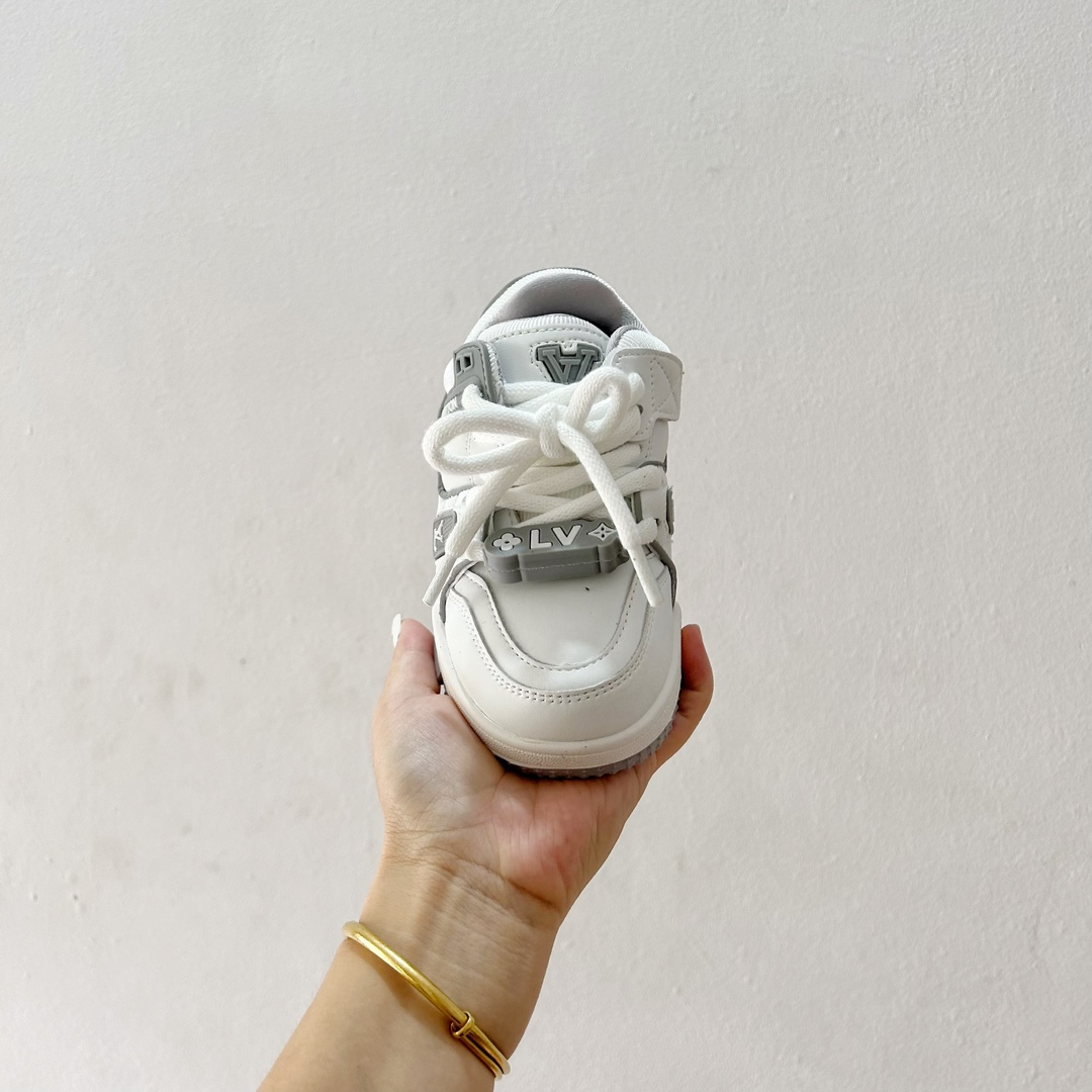 图片[3]-🔗 LV小胖丁儿童板鞋 尺码：26-37码 🌟 想给宝贝的小小脚丫穿上大牌时尚？LV的小胖丁儿童板鞋绝对是个亮眼选择！它不仅设计独特，而且舒适度满分，让宝贝每一步都踏着轻盈与自信的步伐👣。。 👟 首先，外观上，LV的小胖丁儿童板鞋采用经典的LV图案，配色丰富，无论是喜欢低调的小朋友，还是追求个性的小超模，都能找到适合自己的那一款。而且鞋面采用了高质量的材料，不仅美观，更耐穿耐磨，经得起宝贝们的捣蛋考验！ 🔥 材质方面，这款儿童板鞋内里采用了柔软的绒面材质，加上可调节的鞋带设计，确保鞋子既贴合又透气，即使是长时间穿着也不会感到闷热或束缚。鞋底采用了轻便且抓地力强的材料，无论是室内游戏还是室外探索，都能提供稳定的支撑，保护宝贝们健康成长。-选品中心