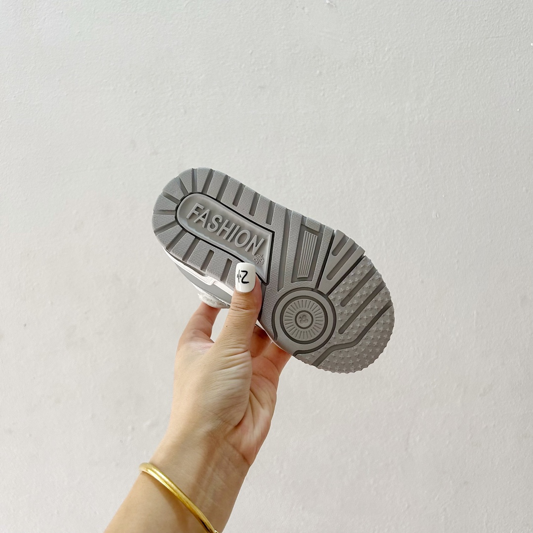 图片[9]-🔗 LV小胖丁儿童板鞋 尺码：26-37码 🌟 想给宝贝的小小脚丫穿上大牌时尚？LV的小胖丁儿童板鞋绝对是个亮眼选择！它不仅设计独特，而且舒适度满分，让宝贝每一步都踏着轻盈与自信的步伐👣。。 👟 首先，外观上，LV的小胖丁儿童板鞋采用经典的LV图案，配色丰富，无论是喜欢低调的小朋友，还是追求个性的小超模，都能找到适合自己的那一款。而且鞋面采用了高质量的材料，不仅美观，更耐穿耐磨，经得起宝贝们的捣蛋考验！ 🔥 材质方面，这款儿童板鞋内里采用了柔软的绒面材质，加上可调节的鞋带设计，确保鞋子既贴合又透气，即使是长时间穿着也不会感到闷热或束缚。鞋底采用了轻便且抓地力强的材料，无论是室内游戏还是室外探索，都能提供稳定的支撑，保护宝贝们健康成长。-选品中心