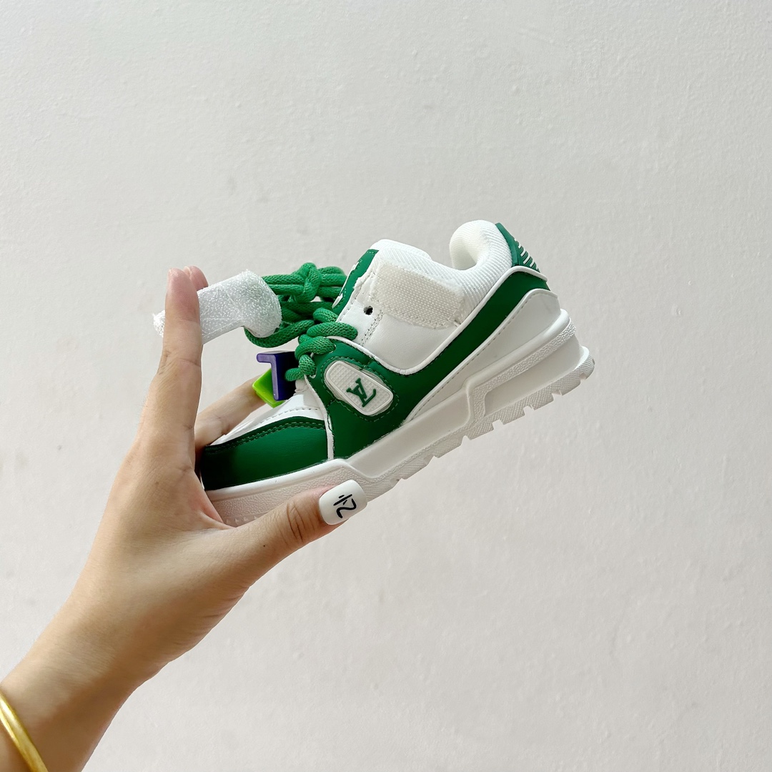 图片[8]-🔗 LV小胖丁儿童板鞋 尺码：26-37码 🌟 想给宝贝的小小脚丫穿上大牌时尚？LV的小胖丁儿童板鞋绝对是个亮眼选择！它不仅设计独特，而且舒适度满分，让宝贝每一步都踏着轻盈与自信的步伐👣。。 👟 首先，外观上，LV的小胖丁儿童板鞋采用经典的LV图案，配色丰富，无论是喜欢低调的小朋友，还是追求个性的小超模，都能找到适合自己的那一款。而且鞋面采用了高质量的材料，不仅美观，更耐穿耐磨，经得起宝贝们的捣蛋考验！ 🔥 材质方面，这款儿童板鞋内里采用了柔软的绒面材质，加上可调节的鞋带设计，确保鞋子既贴合又透气，即使是长时间穿着也不会感到闷热或束缚。鞋底采用了轻便且抓地力强的材料，无论是室内游戏还是室外探索，都能提供稳定的支撑，保护宝贝们健康成长。-选品中心