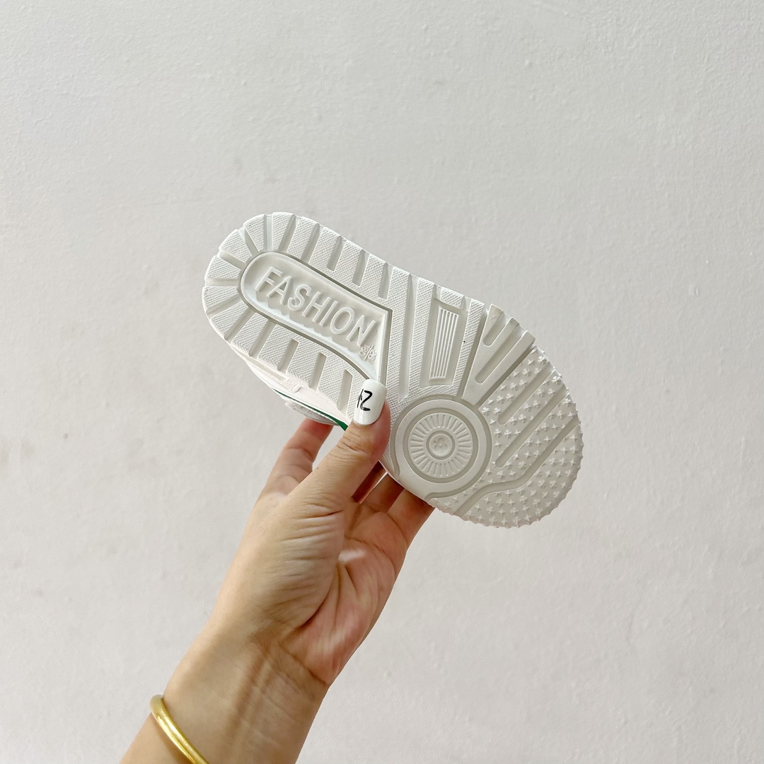 图片[9]-🔗 LV小胖丁儿童板鞋 尺码：26-37码 🌟 想给宝贝的小小脚丫穿上大牌时尚？LV的小胖丁儿童板鞋绝对是个亮眼选择！它不仅设计独特，而且舒适度满分，让宝贝每一步都踏着轻盈与自信的步伐👣。。 👟 首先，外观上，LV的小胖丁儿童板鞋采用经典的LV图案，配色丰富，无论是喜欢低调的小朋友，还是追求个性的小超模，都能找到适合自己的那一款。而且鞋面采用了高质量的材料，不仅美观，更耐穿耐磨，经得起宝贝们的捣蛋考验！ 🔥 材质方面，这款儿童板鞋内里采用了柔软的绒面材质，加上可调节的鞋带设计，确保鞋子既贴合又透气，即使是长时间穿着也不会感到闷热或束缚。鞋底采用了轻便且抓地力强的材料，无论是室内游戏还是室外探索，都能提供稳定的支撑，保护宝贝们健康成长。-选品中心