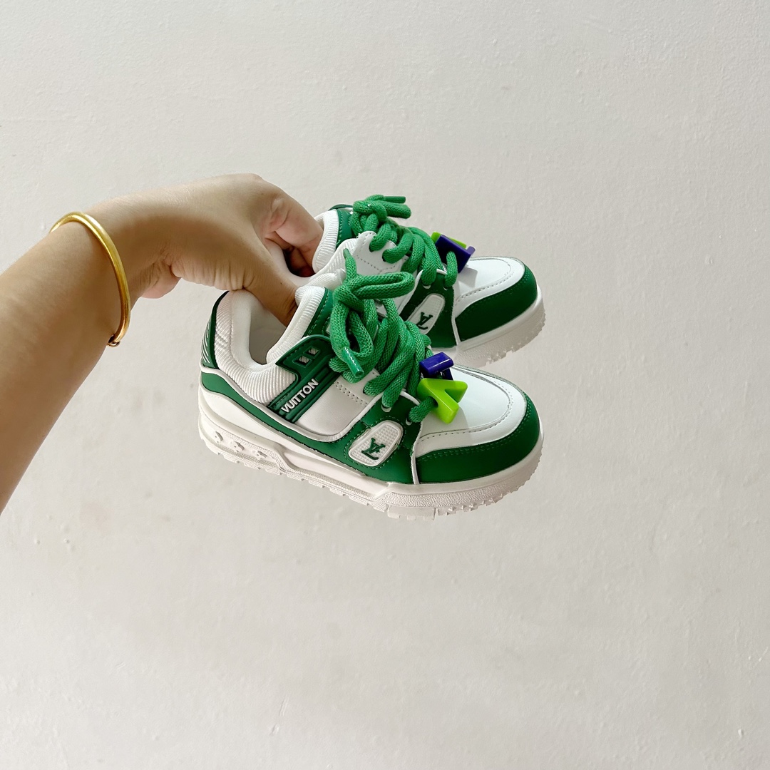 🔗 LV小胖丁儿童板鞋 尺码：26-37码 🌟 想给宝贝的小小脚丫穿上大牌时尚？LV的小胖丁儿童板鞋绝对是个亮眼选择！它不仅设计独特，而且舒适度满分，让宝贝每一步都踏着轻盈与自信的步伐👣。。 👟 首先，外观上，LV的小胖丁儿童板鞋采用经典的LV图案，配色丰富，无论是喜欢低调的小朋友，还是追求个性的小超模，都能找到适合自己的那一款。而且鞋面采用了高质量的材料，不仅美观，更耐穿耐磨，经得起宝贝们的捣蛋考验！ 🔥 材质方面，这款儿童板鞋内里采用了柔软的绒面材质，加上可调节的鞋带设计，确保鞋子既贴合又透气，即使是长时间穿着也不会感到闷热或束缚。鞋底采用了轻便且抓地力强的材料，无论是室内游戏还是室外探索，都能提供稳定的支撑，保护宝贝们健康成长。-选品中心