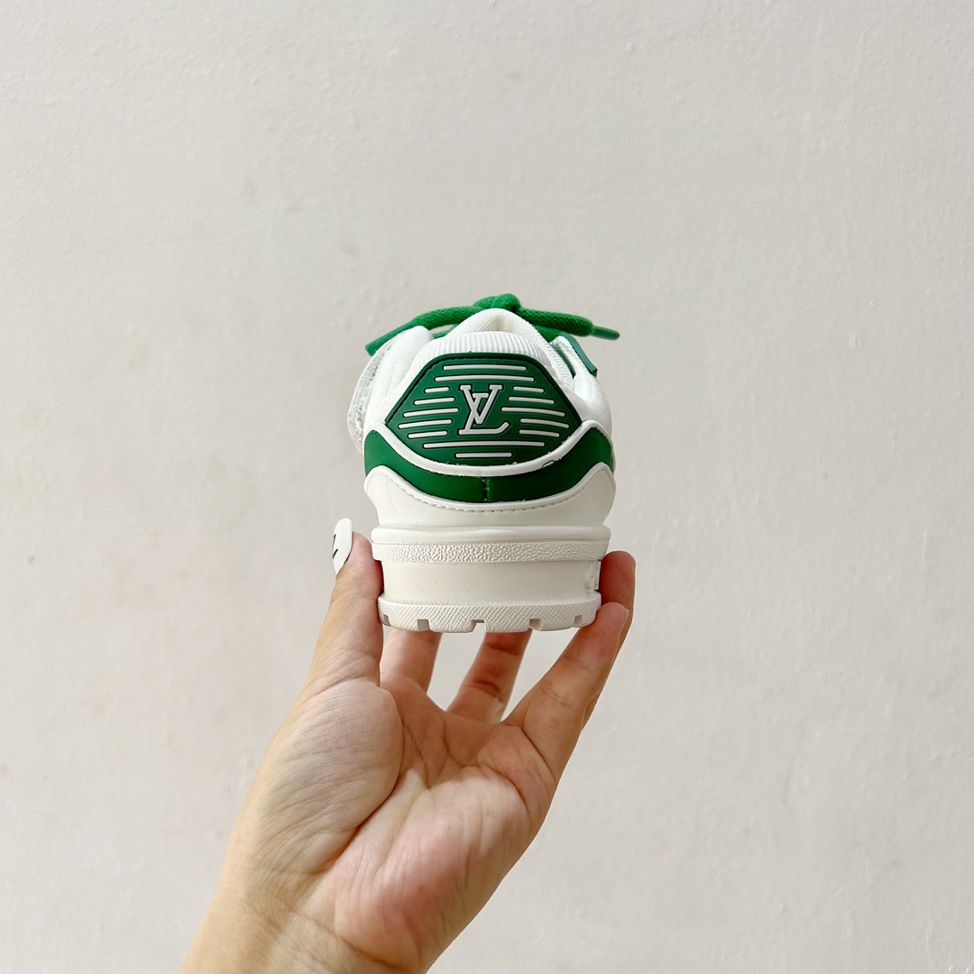 图片[6]-🔗 LV小胖丁儿童板鞋 尺码：26-37码 🌟 想给宝贝的小小脚丫穿上大牌时尚？LV的小胖丁儿童板鞋绝对是个亮眼选择！它不仅设计独特，而且舒适度满分，让宝贝每一步都踏着轻盈与自信的步伐👣。。 👟 首先，外观上，LV的小胖丁儿童板鞋采用经典的LV图案，配色丰富，无论是喜欢低调的小朋友，还是追求个性的小超模，都能找到适合自己的那一款。而且鞋面采用了高质量的材料，不仅美观，更耐穿耐磨，经得起宝贝们的捣蛋考验！ 🔥 材质方面，这款儿童板鞋内里采用了柔软的绒面材质，加上可调节的鞋带设计，确保鞋子既贴合又透气，即使是长时间穿着也不会感到闷热或束缚。鞋底采用了轻便且抓地力强的材料，无论是室内游戏还是室外探索，都能提供稳定的支撑，保护宝贝们健康成长。-选品中心