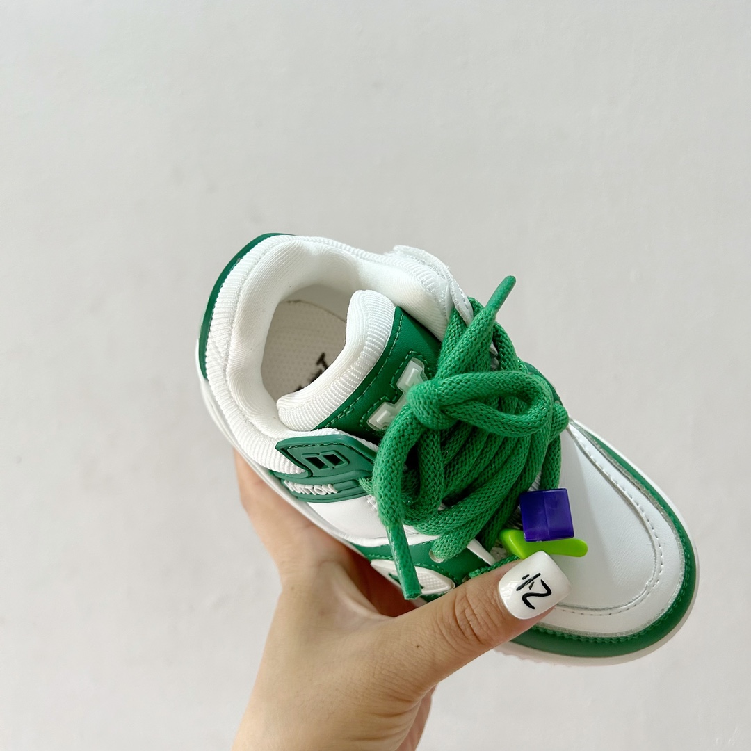 图片[7]-🔗 LV小胖丁儿童板鞋 尺码：26-37码 🌟 想给宝贝的小小脚丫穿上大牌时尚？LV的小胖丁儿童板鞋绝对是个亮眼选择！它不仅设计独特，而且舒适度满分，让宝贝每一步都踏着轻盈与自信的步伐👣。。 👟 首先，外观上，LV的小胖丁儿童板鞋采用经典的LV图案，配色丰富，无论是喜欢低调的小朋友，还是追求个性的小超模，都能找到适合自己的那一款。而且鞋面采用了高质量的材料，不仅美观，更耐穿耐磨，经得起宝贝们的捣蛋考验！ 🔥 材质方面，这款儿童板鞋内里采用了柔软的绒面材质，加上可调节的鞋带设计，确保鞋子既贴合又透气，即使是长时间穿着也不会感到闷热或束缚。鞋底采用了轻便且抓地力强的材料，无论是室内游戏还是室外探索，都能提供稳定的支撑，保护宝贝们健康成长。-选品中心