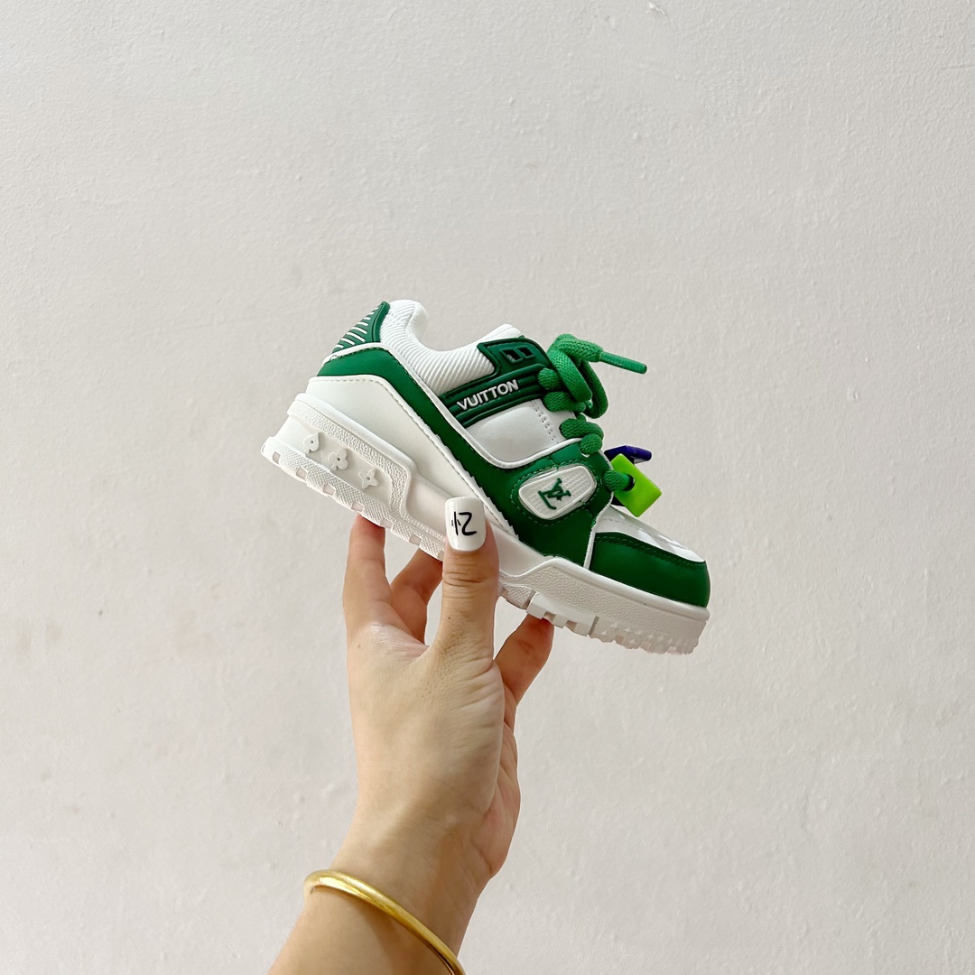 图片[2]-🔗 LV小胖丁儿童板鞋 尺码：26-37码 🌟 想给宝贝的小小脚丫穿上大牌时尚？LV的小胖丁儿童板鞋绝对是个亮眼选择！它不仅设计独特，而且舒适度满分，让宝贝每一步都踏着轻盈与自信的步伐👣。。 👟 首先，外观上，LV的小胖丁儿童板鞋采用经典的LV图案，配色丰富，无论是喜欢低调的小朋友，还是追求个性的小超模，都能找到适合自己的那一款。而且鞋面采用了高质量的材料，不仅美观，更耐穿耐磨，经得起宝贝们的捣蛋考验！ 🔥 材质方面，这款儿童板鞋内里采用了柔软的绒面材质，加上可调节的鞋带设计，确保鞋子既贴合又透气，即使是长时间穿着也不会感到闷热或束缚。鞋底采用了轻便且抓地力强的材料，无论是室内游戏还是室外探索，都能提供稳定的支撑，保护宝贝们健康成长。-选品中心