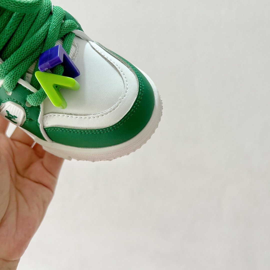 图片[5]-🔗 LV小胖丁儿童板鞋 尺码：26-37码 🌟 想给宝贝的小小脚丫穿上大牌时尚？LV的小胖丁儿童板鞋绝对是个亮眼选择！它不仅设计独特，而且舒适度满分，让宝贝每一步都踏着轻盈与自信的步伐👣。。 👟 首先，外观上，LV的小胖丁儿童板鞋采用经典的LV图案，配色丰富，无论是喜欢低调的小朋友，还是追求个性的小超模，都能找到适合自己的那一款。而且鞋面采用了高质量的材料，不仅美观，更耐穿耐磨，经得起宝贝们的捣蛋考验！ 🔥 材质方面，这款儿童板鞋内里采用了柔软的绒面材质，加上可调节的鞋带设计，确保鞋子既贴合又透气，即使是长时间穿着也不会感到闷热或束缚。鞋底采用了轻便且抓地力强的材料，无论是室内游戏还是室外探索，都能提供稳定的支撑，保护宝贝们健康成长。-选品中心