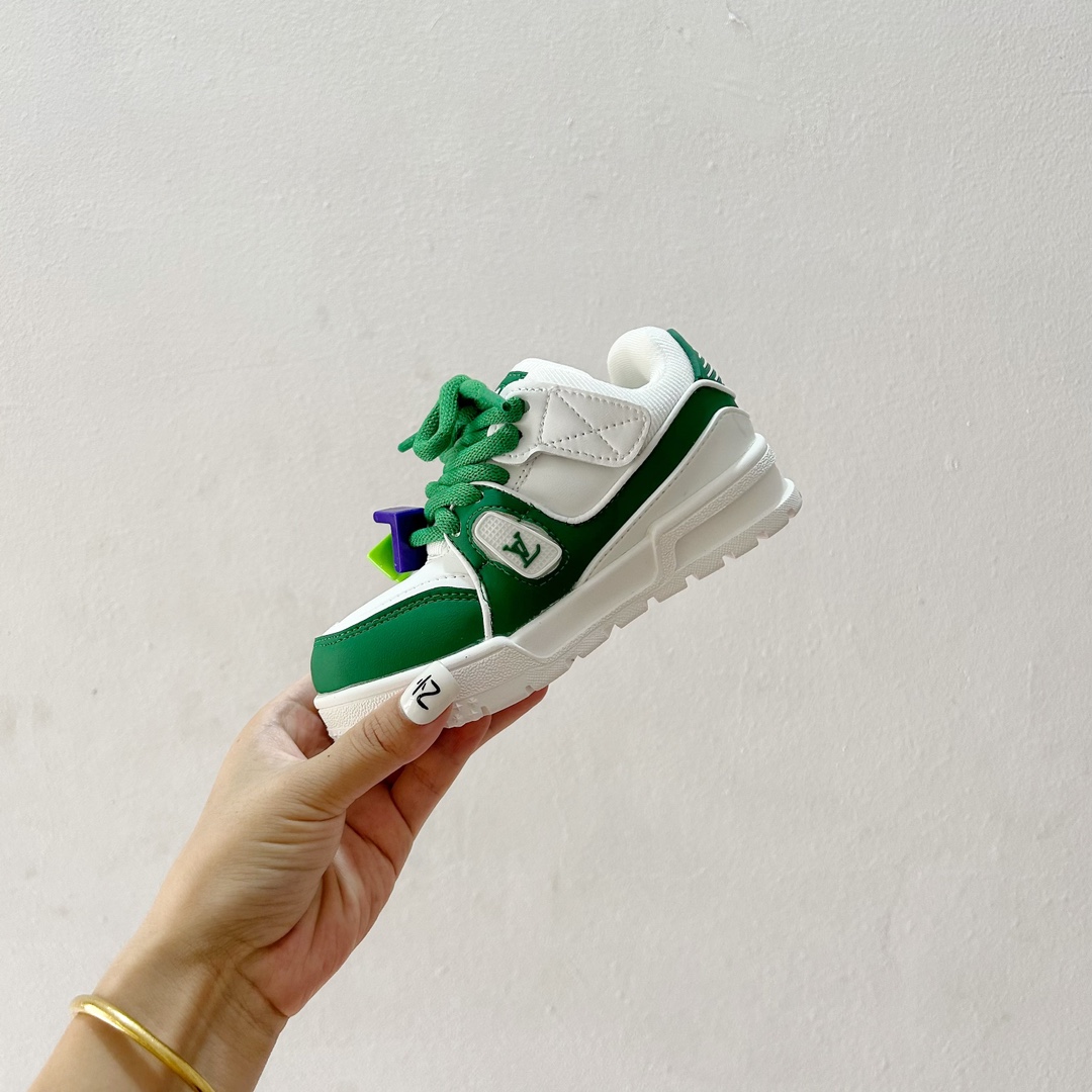 图片[4]-🔗 LV小胖丁儿童板鞋 尺码：26-37码 🌟 想给宝贝的小小脚丫穿上大牌时尚？LV的小胖丁儿童板鞋绝对是个亮眼选择！它不仅设计独特，而且舒适度满分，让宝贝每一步都踏着轻盈与自信的步伐👣。。 👟 首先，外观上，LV的小胖丁儿童板鞋采用经典的LV图案，配色丰富，无论是喜欢低调的小朋友，还是追求个性的小超模，都能找到适合自己的那一款。而且鞋面采用了高质量的材料，不仅美观，更耐穿耐磨，经得起宝贝们的捣蛋考验！ 🔥 材质方面，这款儿童板鞋内里采用了柔软的绒面材质，加上可调节的鞋带设计，确保鞋子既贴合又透气，即使是长时间穿着也不会感到闷热或束缚。鞋底采用了轻便且抓地力强的材料，无论是室内游戏还是室外探索，都能提供稳定的支撑，保护宝贝们健康成长。-选品中心