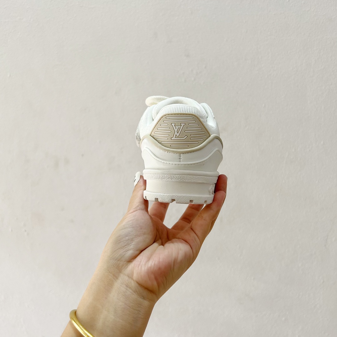 图片[6]-🔗 LV小胖丁儿童板鞋 尺码：26-37码 🌟 想给宝贝的小小脚丫穿上大牌时尚？LV的小胖丁儿童板鞋绝对是个亮眼选择！它不仅设计独特，而且舒适度满分，让宝贝每一步都踏着轻盈与自信的步伐👣。。 👟 首先，外观上，LV的小胖丁儿童板鞋采用经典的LV图案，配色丰富，无论是喜欢低调的小朋友，还是追求个性的小超模，都能找到适合自己的那一款。而且鞋面采用了高质量的材料，不仅美观，更耐穿耐磨，经得起宝贝们的捣蛋考验！ 🔥 材质方面，这款儿童板鞋内里采用了柔软的绒面材质，加上可调节的鞋带设计，确保鞋子既贴合又透气，即使是长时间穿着也不会感到闷热或束缚。鞋底采用了轻便且抓地力强的材料，无论是室内游戏还是室外探索，都能提供稳定的支撑，保护宝贝们健康成长。-选品中心