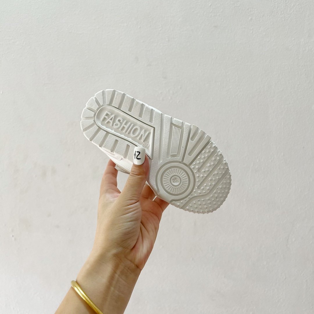 图片[9]-🔗 LV小胖丁儿童板鞋 尺码：26-37码 🌟 想给宝贝的小小脚丫穿上大牌时尚？LV的小胖丁儿童板鞋绝对是个亮眼选择！它不仅设计独特，而且舒适度满分，让宝贝每一步都踏着轻盈与自信的步伐👣。。 👟 首先，外观上，LV的小胖丁儿童板鞋采用经典的LV图案，配色丰富，无论是喜欢低调的小朋友，还是追求个性的小超模，都能找到适合自己的那一款。而且鞋面采用了高质量的材料，不仅美观，更耐穿耐磨，经得起宝贝们的捣蛋考验！ 🔥 材质方面，这款儿童板鞋内里采用了柔软的绒面材质，加上可调节的鞋带设计，确保鞋子既贴合又透气，即使是长时间穿着也不会感到闷热或束缚。鞋底采用了轻便且抓地力强的材料，无论是室内游戏还是室外探索，都能提供稳定的支撑，保护宝贝们健康成长。-选品中心