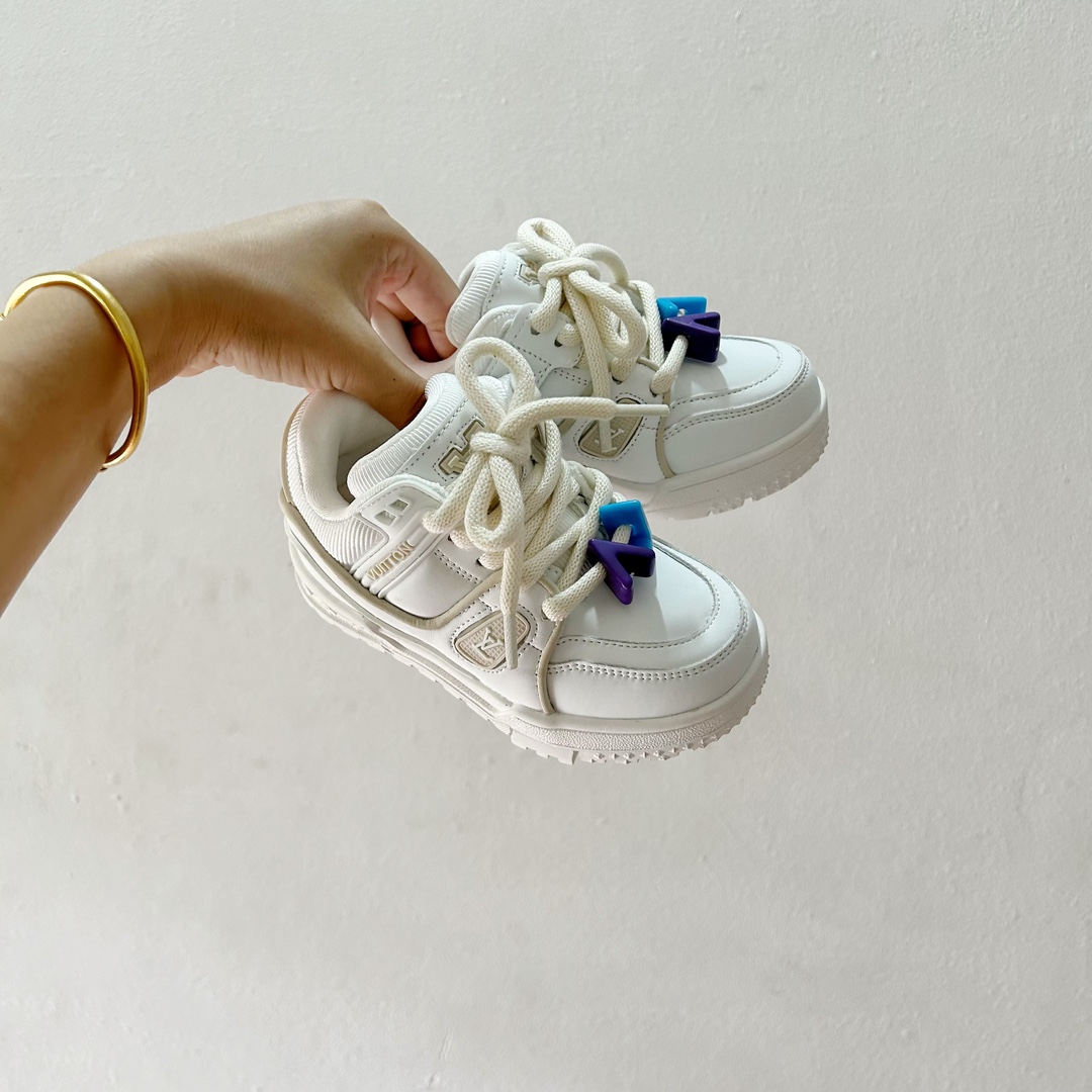 🔗 LV小胖丁儿童板鞋 尺码：26-37码 🌟 想给宝贝的小小脚丫穿上大牌时尚？LV的小胖丁儿童板鞋绝对是个亮眼选择！它不仅设计独特，而且舒适度满分，让宝贝每一步都踏着轻盈与自信的步伐👣。。 👟 首先，外观上，LV的小胖丁儿童板鞋采用经典的LV图案，配色丰富，无论是喜欢低调的小朋友，还是追求个性的小超模，都能找到适合自己的那一款。而且鞋面采用了高质量的材料，不仅美观，更耐穿耐磨，经得起宝贝们的捣蛋考验！ 🔥 材质方面，这款儿童板鞋内里采用了柔软的绒面材质，加上可调节的鞋带设计，确保鞋子既贴合又透气，即使是长时间穿着也不会感到闷热或束缚。鞋底采用了轻便且抓地力强的材料，无论是室内游戏还是室外探索，都能提供稳定的支撑，保护宝贝们健康成长。-选品中心