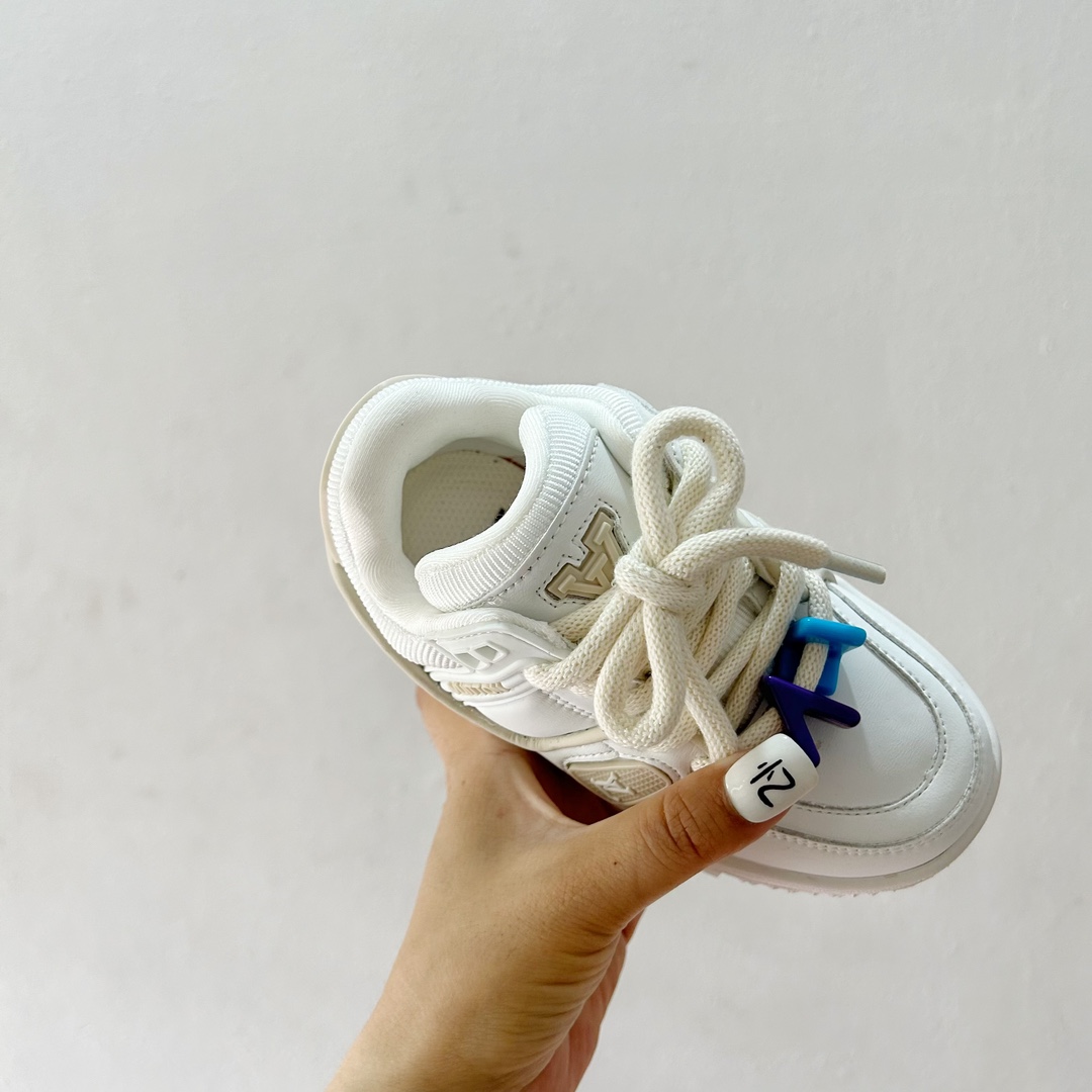 图片[7]-🔗 LV小胖丁儿童板鞋 尺码：26-37码 🌟 想给宝贝的小小脚丫穿上大牌时尚？LV的小胖丁儿童板鞋绝对是个亮眼选择！它不仅设计独特，而且舒适度满分，让宝贝每一步都踏着轻盈与自信的步伐👣。。 👟 首先，外观上，LV的小胖丁儿童板鞋采用经典的LV图案，配色丰富，无论是喜欢低调的小朋友，还是追求个性的小超模，都能找到适合自己的那一款。而且鞋面采用了高质量的材料，不仅美观，更耐穿耐磨，经得起宝贝们的捣蛋考验！ 🔥 材质方面，这款儿童板鞋内里采用了柔软的绒面材质，加上可调节的鞋带设计，确保鞋子既贴合又透气，即使是长时间穿着也不会感到闷热或束缚。鞋底采用了轻便且抓地力强的材料，无论是室内游戏还是室外探索，都能提供稳定的支撑，保护宝贝们健康成长。-选品中心