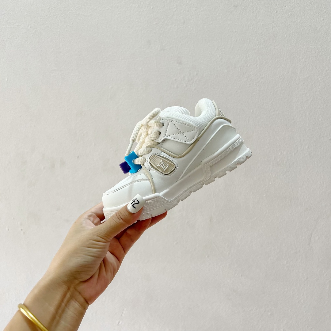 图片[4]-🔗 LV小胖丁儿童板鞋 尺码：26-37码 🌟 想给宝贝的小小脚丫穿上大牌时尚？LV的小胖丁儿童板鞋绝对是个亮眼选择！它不仅设计独特，而且舒适度满分，让宝贝每一步都踏着轻盈与自信的步伐👣。。 👟 首先，外观上，LV的小胖丁儿童板鞋采用经典的LV图案，配色丰富，无论是喜欢低调的小朋友，还是追求个性的小超模，都能找到适合自己的那一款。而且鞋面采用了高质量的材料，不仅美观，更耐穿耐磨，经得起宝贝们的捣蛋考验！ 🔥 材质方面，这款儿童板鞋内里采用了柔软的绒面材质，加上可调节的鞋带设计，确保鞋子既贴合又透气，即使是长时间穿着也不会感到闷热或束缚。鞋底采用了轻便且抓地力强的材料，无论是室内游戏还是室外探索，都能提供稳定的支撑，保护宝贝们健康成长。-选品中心