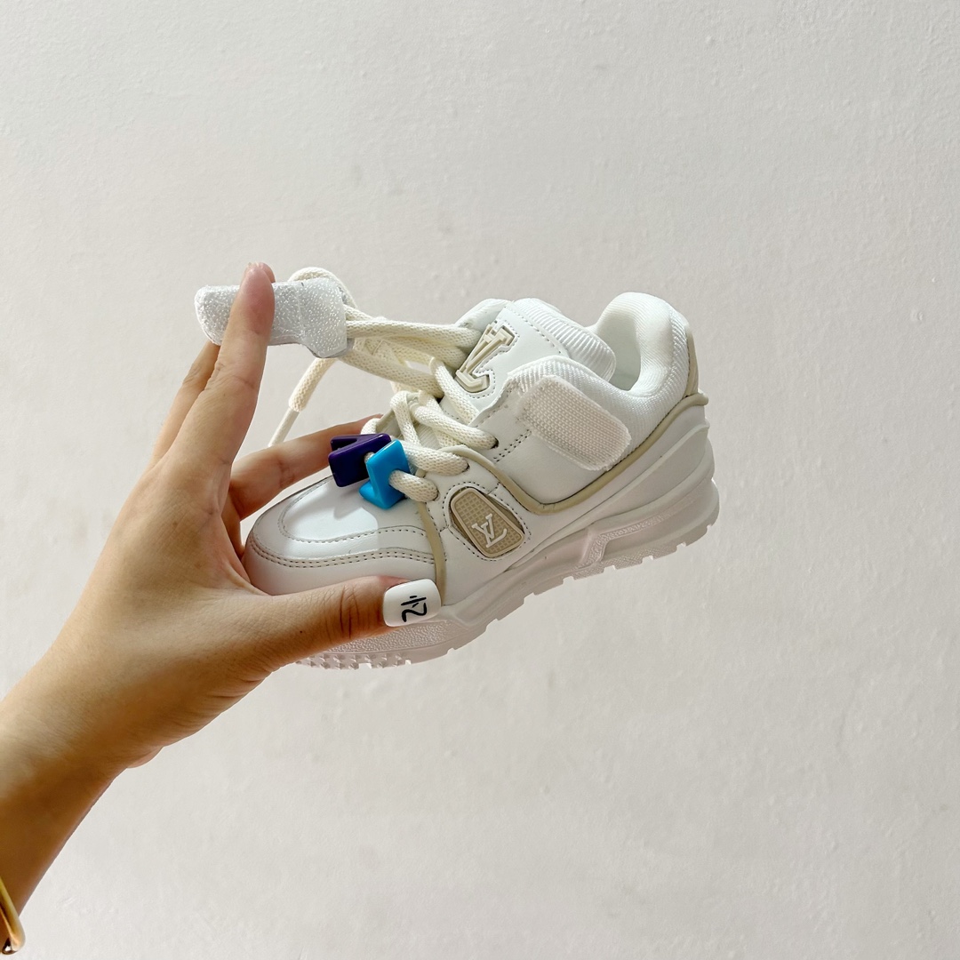 图片[8]-🔗 LV小胖丁儿童板鞋 尺码：26-37码 🌟 想给宝贝的小小脚丫穿上大牌时尚？LV的小胖丁儿童板鞋绝对是个亮眼选择！它不仅设计独特，而且舒适度满分，让宝贝每一步都踏着轻盈与自信的步伐👣。。 👟 首先，外观上，LV的小胖丁儿童板鞋采用经典的LV图案，配色丰富，无论是喜欢低调的小朋友，还是追求个性的小超模，都能找到适合自己的那一款。而且鞋面采用了高质量的材料，不仅美观，更耐穿耐磨，经得起宝贝们的捣蛋考验！ 🔥 材质方面，这款儿童板鞋内里采用了柔软的绒面材质，加上可调节的鞋带设计，确保鞋子既贴合又透气，即使是长时间穿着也不会感到闷热或束缚。鞋底采用了轻便且抓地力强的材料，无论是室内游戏还是室外探索，都能提供稳定的支撑，保护宝贝们健康成长。-选品中心