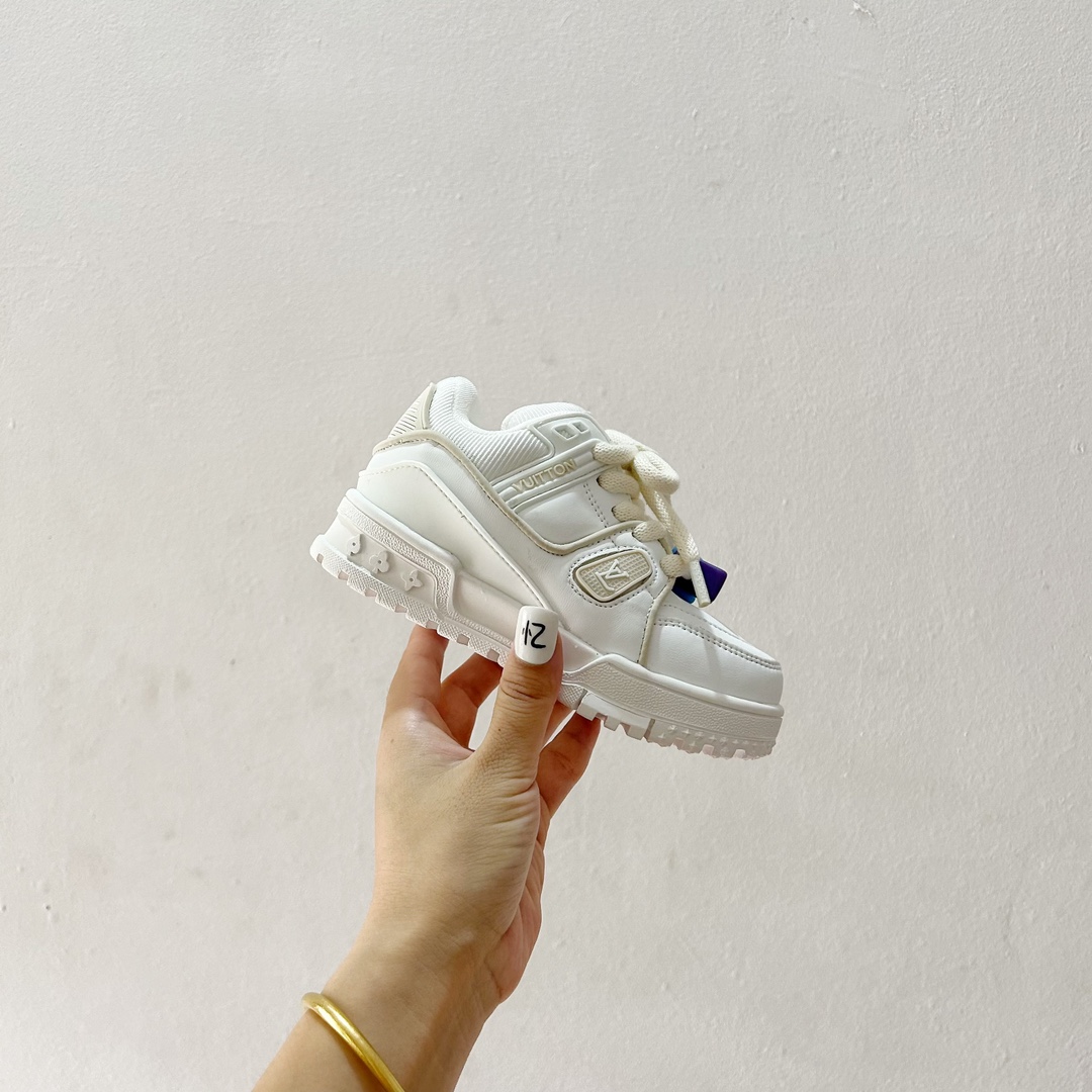 图片[2]-🔗 LV小胖丁儿童板鞋 尺码：26-37码 🌟 想给宝贝的小小脚丫穿上大牌时尚？LV的小胖丁儿童板鞋绝对是个亮眼选择！它不仅设计独特，而且舒适度满分，让宝贝每一步都踏着轻盈与自信的步伐👣。。 👟 首先，外观上，LV的小胖丁儿童板鞋采用经典的LV图案，配色丰富，无论是喜欢低调的小朋友，还是追求个性的小超模，都能找到适合自己的那一款。而且鞋面采用了高质量的材料，不仅美观，更耐穿耐磨，经得起宝贝们的捣蛋考验！ 🔥 材质方面，这款儿童板鞋内里采用了柔软的绒面材质，加上可调节的鞋带设计，确保鞋子既贴合又透气，即使是长时间穿着也不会感到闷热或束缚。鞋底采用了轻便且抓地力强的材料，无论是室内游戏还是室外探索，都能提供稳定的支撑，保护宝贝们健康成长。-选品中心