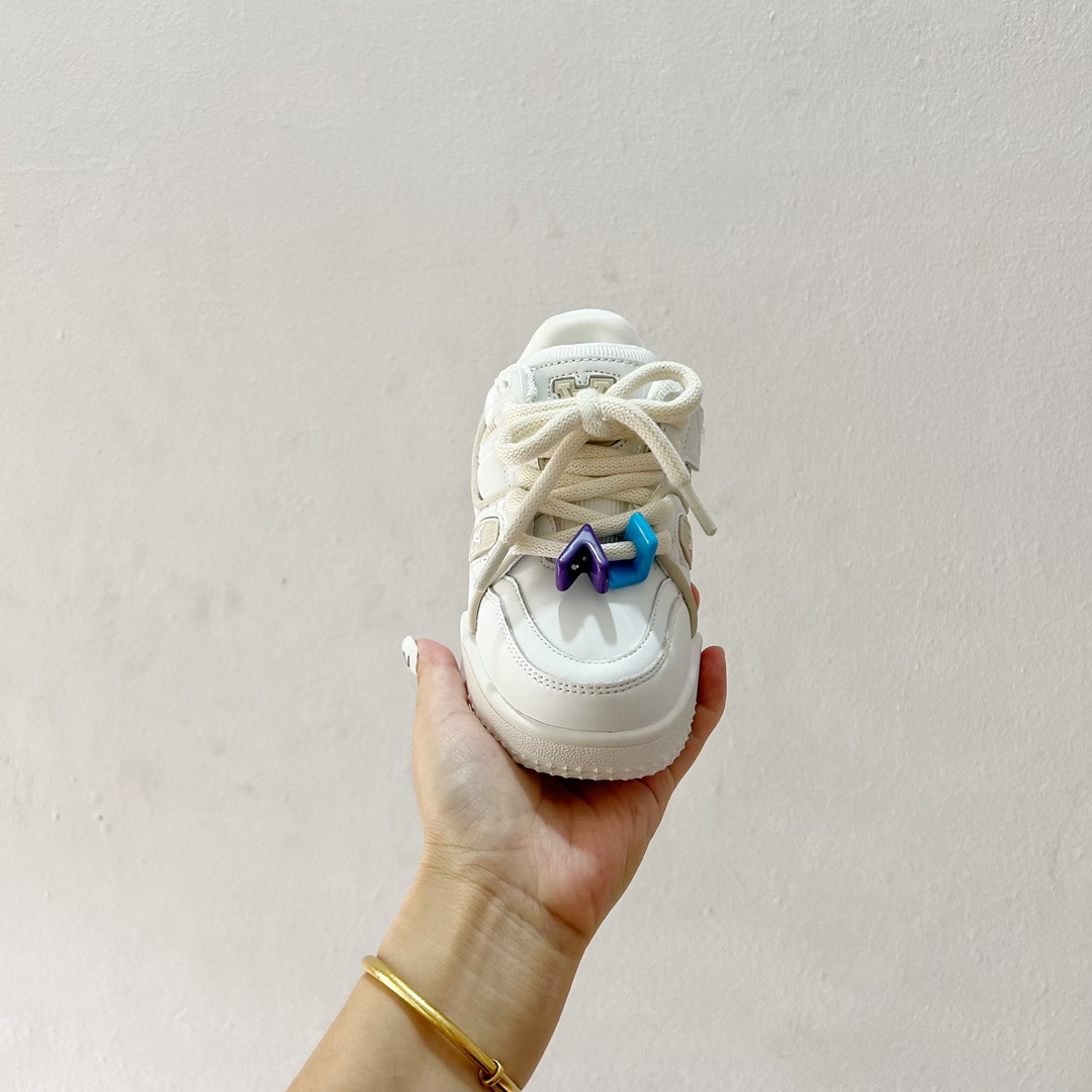 图片[3]-🔗 LV小胖丁儿童板鞋 尺码：26-37码 🌟 想给宝贝的小小脚丫穿上大牌时尚？LV的小胖丁儿童板鞋绝对是个亮眼选择！它不仅设计独特，而且舒适度满分，让宝贝每一步都踏着轻盈与自信的步伐👣。。 👟 首先，外观上，LV的小胖丁儿童板鞋采用经典的LV图案，配色丰富，无论是喜欢低调的小朋友，还是追求个性的小超模，都能找到适合自己的那一款。而且鞋面采用了高质量的材料，不仅美观，更耐穿耐磨，经得起宝贝们的捣蛋考验！ 🔥 材质方面，这款儿童板鞋内里采用了柔软的绒面材质，加上可调节的鞋带设计，确保鞋子既贴合又透气，即使是长时间穿着也不会感到闷热或束缚。鞋底采用了轻便且抓地力强的材料，无论是室内游戏还是室外探索，都能提供稳定的支撑，保护宝贝们健康成长。-选品中心