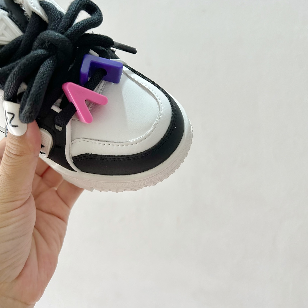 图片[5]-🔗 LV小胖丁儿童板鞋 尺码：26-37码 🌟 想给宝贝的小小脚丫穿上大牌时尚？LV的小胖丁儿童板鞋绝对是个亮眼选择！它不仅设计独特，而且舒适度满分，让宝贝每一步都踏着轻盈与自信的步伐👣。 👟 首先，外观上，LV的小胖丁儿童板鞋采用经典的LV图案，配色丰富，无论是喜欢低调的小朋友，还是追求个性的小超模，都能找到适合自己的那一款。而且鞋面采用了高质量的材料，不仅美观，更耐穿耐磨，经得起宝贝们的捣蛋考验！ 🔥 材质方面，这款儿童板鞋内里采用了柔软的绒面材质，加上可调节的鞋带设计，确保鞋子既贴合又透气，即使是长时间穿着也不会感到闷热或束缚。鞋底采用了轻便且抓地力强的材料，无论是室内游戏还是室外探索，都能提供稳定的支撑，保护宝贝们健康成长。-选品中心