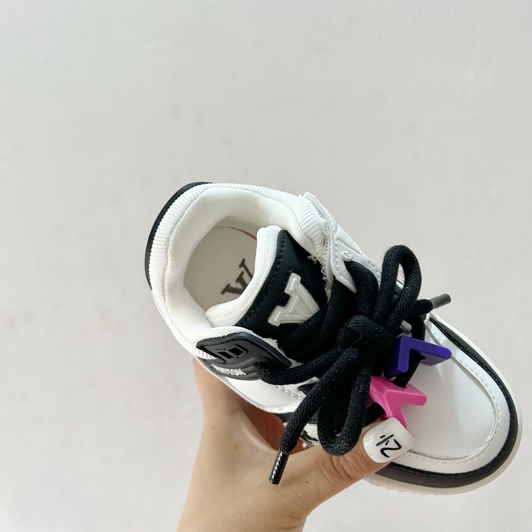 图片[7]-🔗 LV小胖丁儿童板鞋 尺码：26-37码 🌟 想给宝贝的小小脚丫穿上大牌时尚？LV的小胖丁儿童板鞋绝对是个亮眼选择！它不仅设计独特，而且舒适度满分，让宝贝每一步都踏着轻盈与自信的步伐👣。 👟 首先，外观上，LV的小胖丁儿童板鞋采用经典的LV图案，配色丰富，无论是喜欢低调的小朋友，还是追求个性的小超模，都能找到适合自己的那一款。而且鞋面采用了高质量的材料，不仅美观，更耐穿耐磨，经得起宝贝们的捣蛋考验！ 🔥 材质方面，这款儿童板鞋内里采用了柔软的绒面材质，加上可调节的鞋带设计，确保鞋子既贴合又透气，即使是长时间穿着也不会感到闷热或束缚。鞋底采用了轻便且抓地力强的材料，无论是室内游戏还是室外探索，都能提供稳定的支撑，保护宝贝们健康成长。-选品中心