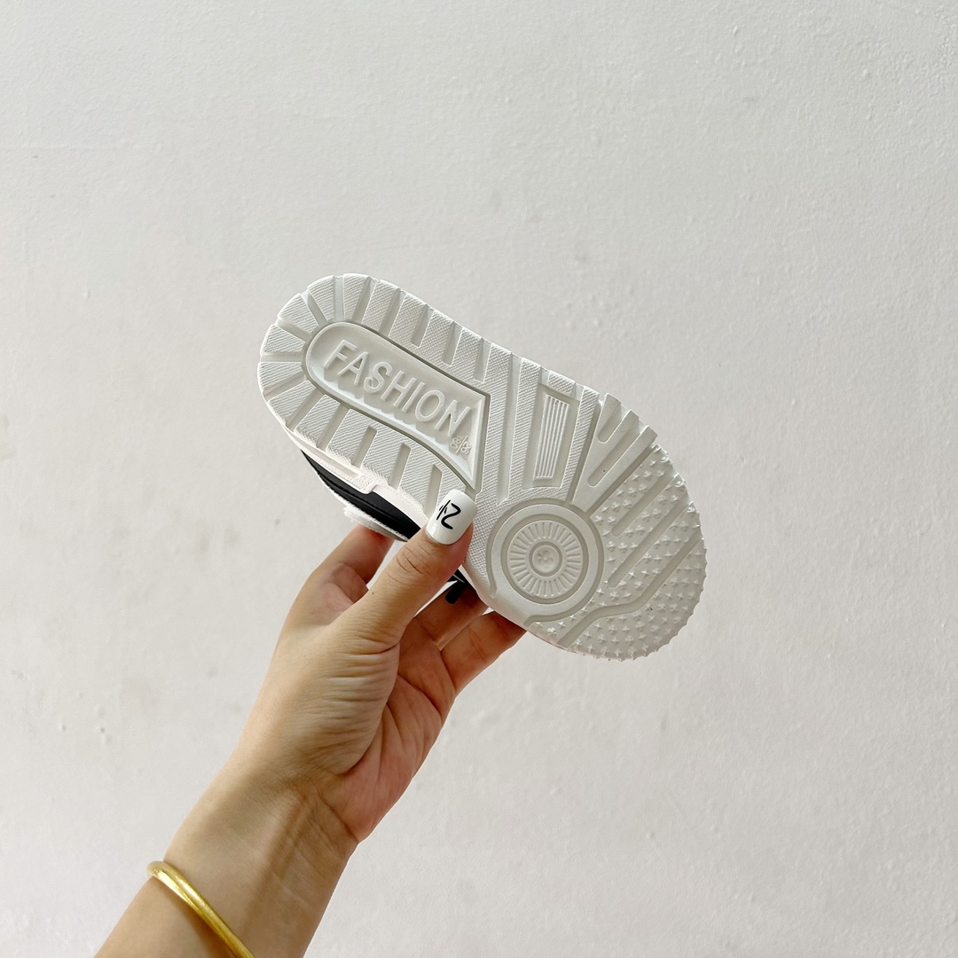 图片[9]-🔗 LV小胖丁儿童板鞋 尺码：26-37码 🌟 想给宝贝的小小脚丫穿上大牌时尚？LV的小胖丁儿童板鞋绝对是个亮眼选择！它不仅设计独特，而且舒适度满分，让宝贝每一步都踏着轻盈与自信的步伐👣。 👟 首先，外观上，LV的小胖丁儿童板鞋采用经典的LV图案，配色丰富，无论是喜欢低调的小朋友，还是追求个性的小超模，都能找到适合自己的那一款。而且鞋面采用了高质量的材料，不仅美观，更耐穿耐磨，经得起宝贝们的捣蛋考验！ 🔥 材质方面，这款儿童板鞋内里采用了柔软的绒面材质，加上可调节的鞋带设计，确保鞋子既贴合又透气，即使是长时间穿着也不会感到闷热或束缚。鞋底采用了轻便且抓地力强的材料，无论是室内游戏还是室外探索，都能提供稳定的支撑，保护宝贝们健康成长。-选品中心