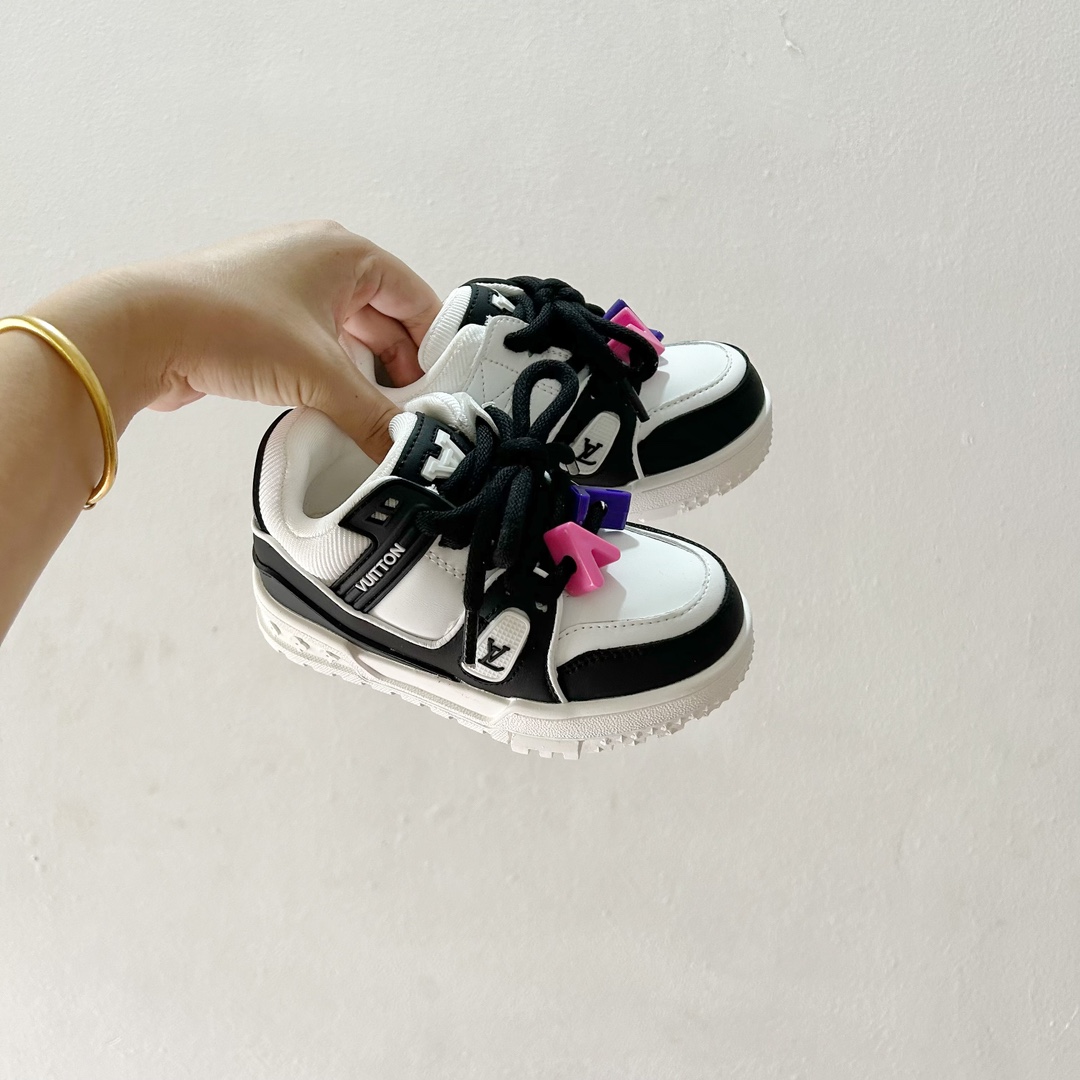 🔗 LV小胖丁儿童板鞋 尺码：26-37码 🌟 想给宝贝的小小脚丫穿上大牌时尚？LV的小胖丁儿童板鞋绝对是个亮眼选择！它不仅设计独特，而且舒适度满分，让宝贝每一步都踏着轻盈与自信的步伐👣。 👟 首先，外观上，LV的小胖丁儿童板鞋采用经典的LV图案，配色丰富，无论是喜欢低调的小朋友，还是追求个性的小超模，都能找到适合自己的那一款。而且鞋面采用了高质量的材料，不仅美观，更耐穿耐磨，经得起宝贝们的捣蛋考验！ 🔥 材质方面，这款儿童板鞋内里采用了柔软的绒面材质，加上可调节的鞋带设计，确保鞋子既贴合又透气，即使是长时间穿着也不会感到闷热或束缚。鞋底采用了轻便且抓地力强的材料，无论是室内游戏还是室外探索，都能提供稳定的支撑，保护宝贝们健康成长。-选品中心
