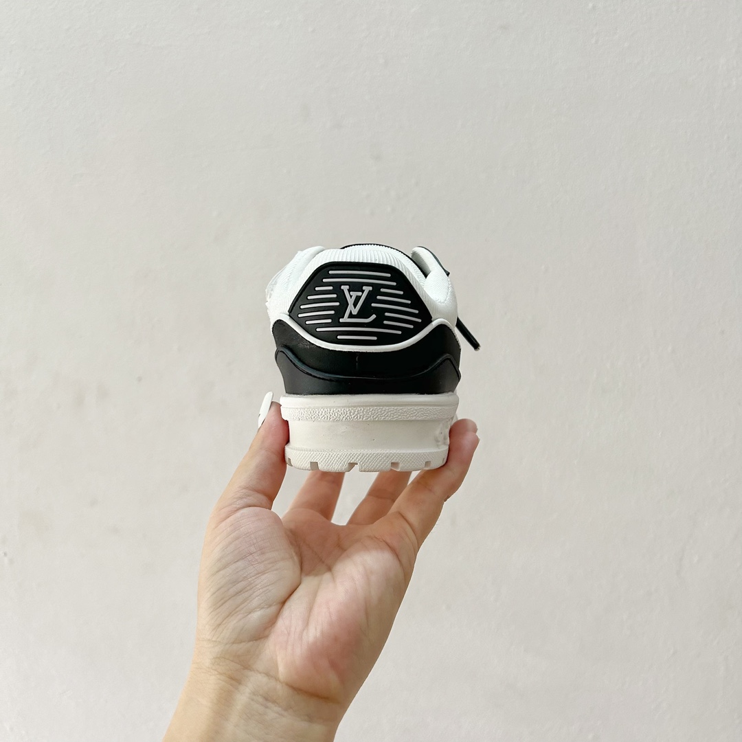 图片[6]-🔗 LV小胖丁儿童板鞋 尺码：26-37码 🌟 想给宝贝的小小脚丫穿上大牌时尚？LV的小胖丁儿童板鞋绝对是个亮眼选择！它不仅设计独特，而且舒适度满分，让宝贝每一步都踏着轻盈与自信的步伐👣。 👟 首先，外观上，LV的小胖丁儿童板鞋采用经典的LV图案，配色丰富，无论是喜欢低调的小朋友，还是追求个性的小超模，都能找到适合自己的那一款。而且鞋面采用了高质量的材料，不仅美观，更耐穿耐磨，经得起宝贝们的捣蛋考验！ 🔥 材质方面，这款儿童板鞋内里采用了柔软的绒面材质，加上可调节的鞋带设计，确保鞋子既贴合又透气，即使是长时间穿着也不会感到闷热或束缚。鞋底采用了轻便且抓地力强的材料，无论是室内游戏还是室外探索，都能提供稳定的支撑，保护宝贝们健康成长。-选品中心