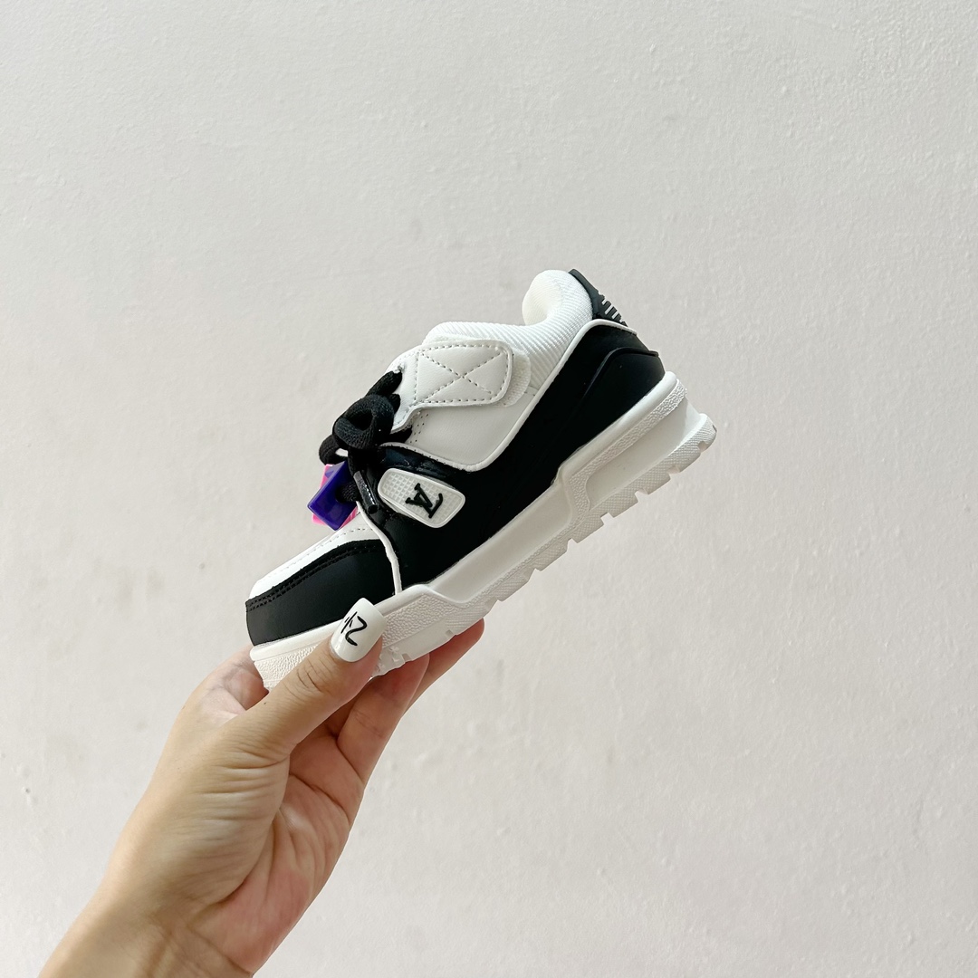 图片[4]-🔗 LV小胖丁儿童板鞋 尺码：26-37码 🌟 想给宝贝的小小脚丫穿上大牌时尚？LV的小胖丁儿童板鞋绝对是个亮眼选择！它不仅设计独特，而且舒适度满分，让宝贝每一步都踏着轻盈与自信的步伐👣。 👟 首先，外观上，LV的小胖丁儿童板鞋采用经典的LV图案，配色丰富，无论是喜欢低调的小朋友，还是追求个性的小超模，都能找到适合自己的那一款。而且鞋面采用了高质量的材料，不仅美观，更耐穿耐磨，经得起宝贝们的捣蛋考验！ 🔥 材质方面，这款儿童板鞋内里采用了柔软的绒面材质，加上可调节的鞋带设计，确保鞋子既贴合又透气，即使是长时间穿着也不会感到闷热或束缚。鞋底采用了轻便且抓地力强的材料，无论是室内游戏还是室外探索，都能提供稳定的支撑，保护宝贝们健康成长。-选品中心