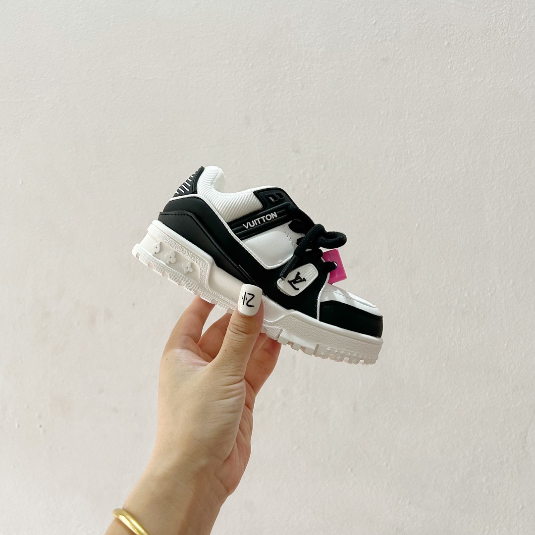 图片[2]-🔗 LV小胖丁儿童板鞋 尺码：26-37码 🌟 想给宝贝的小小脚丫穿上大牌时尚？LV的小胖丁儿童板鞋绝对是个亮眼选择！它不仅设计独特，而且舒适度满分，让宝贝每一步都踏着轻盈与自信的步伐👣。 👟 首先，外观上，LV的小胖丁儿童板鞋采用经典的LV图案，配色丰富，无论是喜欢低调的小朋友，还是追求个性的小超模，都能找到适合自己的那一款。而且鞋面采用了高质量的材料，不仅美观，更耐穿耐磨，经得起宝贝们的捣蛋考验！ 🔥 材质方面，这款儿童板鞋内里采用了柔软的绒面材质，加上可调节的鞋带设计，确保鞋子既贴合又透气，即使是长时间穿着也不会感到闷热或束缚。鞋底采用了轻便且抓地力强的材料，无论是室内游戏还是室外探索，都能提供稳定的支撑，保护宝贝们健康成长。-选品中心