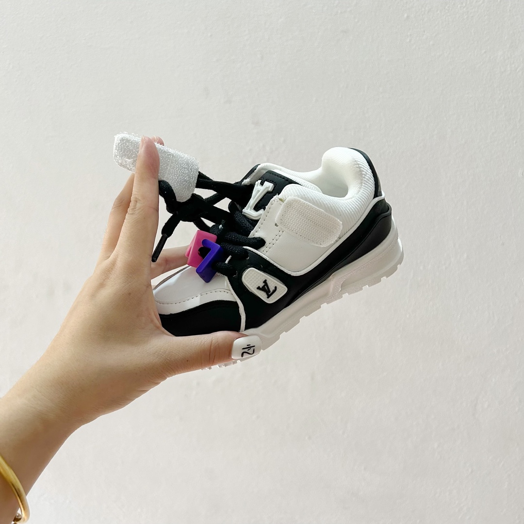 图片[8]-🔗 LV小胖丁儿童板鞋 尺码：26-37码 🌟 想给宝贝的小小脚丫穿上大牌时尚？LV的小胖丁儿童板鞋绝对是个亮眼选择！它不仅设计独特，而且舒适度满分，让宝贝每一步都踏着轻盈与自信的步伐👣。 👟 首先，外观上，LV的小胖丁儿童板鞋采用经典的LV图案，配色丰富，无论是喜欢低调的小朋友，还是追求个性的小超模，都能找到适合自己的那一款。而且鞋面采用了高质量的材料，不仅美观，更耐穿耐磨，经得起宝贝们的捣蛋考验！ 🔥 材质方面，这款儿童板鞋内里采用了柔软的绒面材质，加上可调节的鞋带设计，确保鞋子既贴合又透气，即使是长时间穿着也不会感到闷热或束缚。鞋底采用了轻便且抓地力强的材料，无论是室内游戏还是室外探索，都能提供稳定的支撑，保护宝贝们健康成长。-选品中心