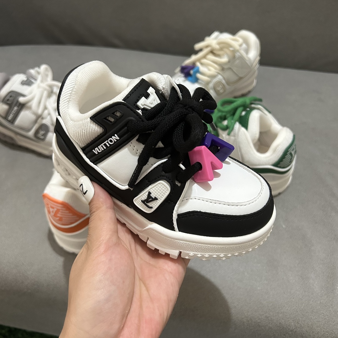 LV小胖丁儿童板鞋26-37码 采用经典的LV图案，配色丰富，无论是喜欢低调的小朋友，还是追求个性的小超模，都能找到适合自己的那一款。-选品中心