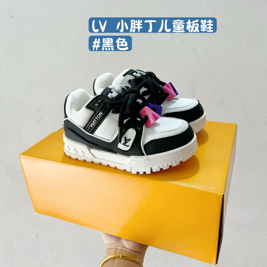 🚦配色合集🔻 🔗 LV小胖丁儿童板鞋。 尺码：26-37码 🌟 想给宝贝的小小脚丫穿上大牌时尚？LV的小胖丁儿童板鞋绝对是个亮眼选择！它不仅设计独特，而且舒适度满分，让宝贝每一步都踏着轻盈与自信的步伐👣。 👟 首先，外观上，LV的小胖丁儿童板鞋采用经典的LV图案，配色丰富，无论是喜欢低调的小朋友，还是追求个性的小超模，都能找到适合自己的那一款。而且鞋面采用了高质量的材料，不仅美观，更耐穿耐磨，经得起宝贝们的捣蛋考验！ 🔥 材质方面，这款儿童板鞋内里采用了柔软的绒面材质，加上可调节的鞋带设计，确保鞋子既贴合又透气，即使是长时间穿着也不会感到闷热或束缚。鞋底采用了轻便且抓地力强的材料，无论是室内游戏还是室外探索，都能提供稳定的支撑，保护宝贝们健康成长。-选品中心