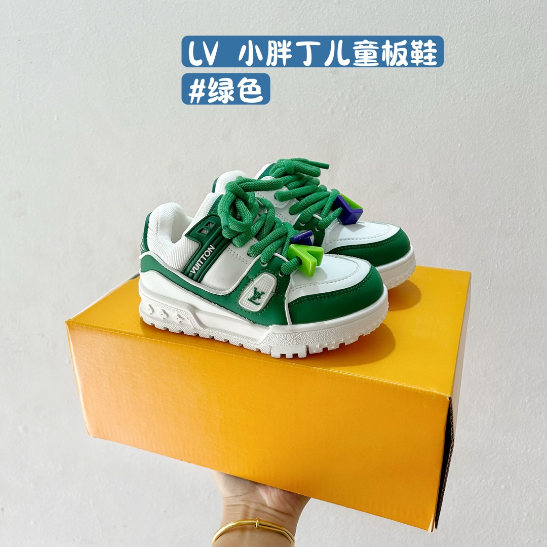 图片[3]-🚦配色合集🔻 🔗 LV小胖丁儿童板鞋。 尺码：26-37码 🌟 想给宝贝的小小脚丫穿上大牌时尚？LV的小胖丁儿童板鞋绝对是个亮眼选择！它不仅设计独特，而且舒适度满分，让宝贝每一步都踏着轻盈与自信的步伐👣。 👟 首先，外观上，LV的小胖丁儿童板鞋采用经典的LV图案，配色丰富，无论是喜欢低调的小朋友，还是追求个性的小超模，都能找到适合自己的那一款。而且鞋面采用了高质量的材料，不仅美观，更耐穿耐磨，经得起宝贝们的捣蛋考验！ 🔥 材质方面，这款儿童板鞋内里采用了柔软的绒面材质，加上可调节的鞋带设计，确保鞋子既贴合又透气，即使是长时间穿着也不会感到闷热或束缚。鞋底采用了轻便且抓地力强的材料，无论是室内游戏还是室外探索，都能提供稳定的支撑，保护宝贝们健康成长。-选品中心