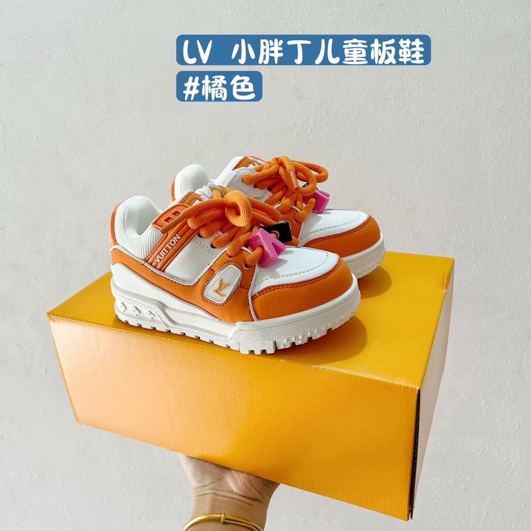 图片[4]-🚦配色合集🔻 🔗 LV小胖丁儿童板鞋。 尺码：26-37码 🌟 想给宝贝的小小脚丫穿上大牌时尚？LV的小胖丁儿童板鞋绝对是个亮眼选择！它不仅设计独特，而且舒适度满分，让宝贝每一步都踏着轻盈与自信的步伐👣。 👟 首先，外观上，LV的小胖丁儿童板鞋采用经典的LV图案，配色丰富，无论是喜欢低调的小朋友，还是追求个性的小超模，都能找到适合自己的那一款。而且鞋面采用了高质量的材料，不仅美观，更耐穿耐磨，经得起宝贝们的捣蛋考验！ 🔥 材质方面，这款儿童板鞋内里采用了柔软的绒面材质，加上可调节的鞋带设计，确保鞋子既贴合又透气，即使是长时间穿着也不会感到闷热或束缚。鞋底采用了轻便且抓地力强的材料，无论是室内游戏还是室外探索，都能提供稳定的支撑，保护宝贝们健康成长。-选品中心