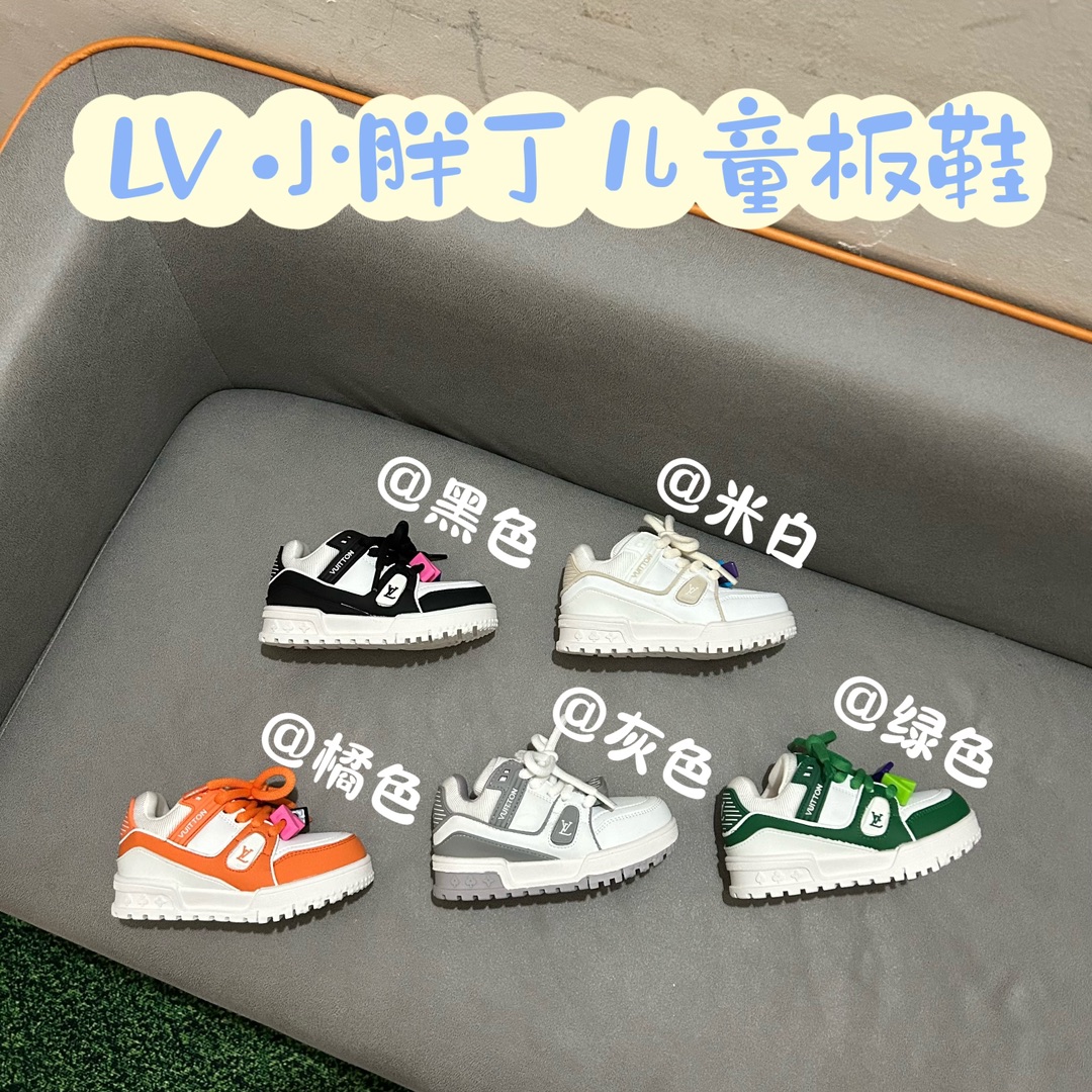图片[8]-🚦配色合集🔻 🔗 LV小胖丁儿童板鞋。 尺码：26-37码 🌟 想给宝贝的小小脚丫穿上大牌时尚？LV的小胖丁儿童板鞋绝对是个亮眼选择！它不仅设计独特，而且舒适度满分，让宝贝每一步都踏着轻盈与自信的步伐👣。 👟 首先，外观上，LV的小胖丁儿童板鞋采用经典的LV图案，配色丰富，无论是喜欢低调的小朋友，还是追求个性的小超模，都能找到适合自己的那一款。而且鞋面采用了高质量的材料，不仅美观，更耐穿耐磨，经得起宝贝们的捣蛋考验！ 🔥 材质方面，这款儿童板鞋内里采用了柔软的绒面材质，加上可调节的鞋带设计，确保鞋子既贴合又透气，即使是长时间穿着也不会感到闷热或束缚。鞋底采用了轻便且抓地力强的材料，无论是室内游戏还是室外探索，都能提供稳定的支撑，保护宝贝们健康成长。-选品中心