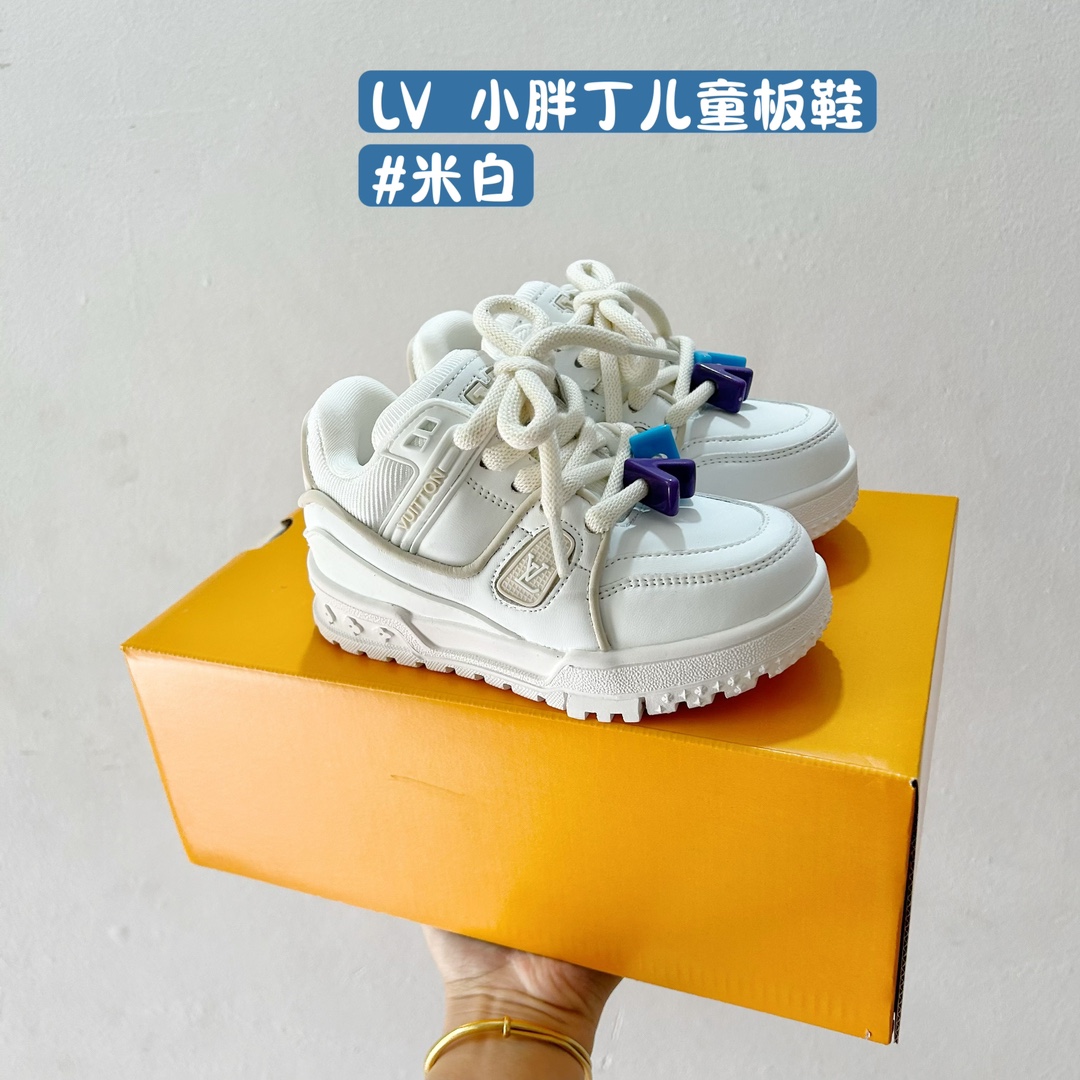 图片[2]-🚦配色合集🔻 🔗 LV小胖丁儿童板鞋。 尺码：26-37码 🌟 想给宝贝的小小脚丫穿上大牌时尚？LV的小胖丁儿童板鞋绝对是个亮眼选择！它不仅设计独特，而且舒适度满分，让宝贝每一步都踏着轻盈与自信的步伐👣。 👟 首先，外观上，LV的小胖丁儿童板鞋采用经典的LV图案，配色丰富，无论是喜欢低调的小朋友，还是追求个性的小超模，都能找到适合自己的那一款。而且鞋面采用了高质量的材料，不仅美观，更耐穿耐磨，经得起宝贝们的捣蛋考验！ 🔥 材质方面，这款儿童板鞋内里采用了柔软的绒面材质，加上可调节的鞋带设计，确保鞋子既贴合又透气，即使是长时间穿着也不会感到闷热或束缚。鞋底采用了轻便且抓地力强的材料，无论是室内游戏还是室外探索，都能提供稳定的支撑，保护宝贝们健康成长。-选品中心