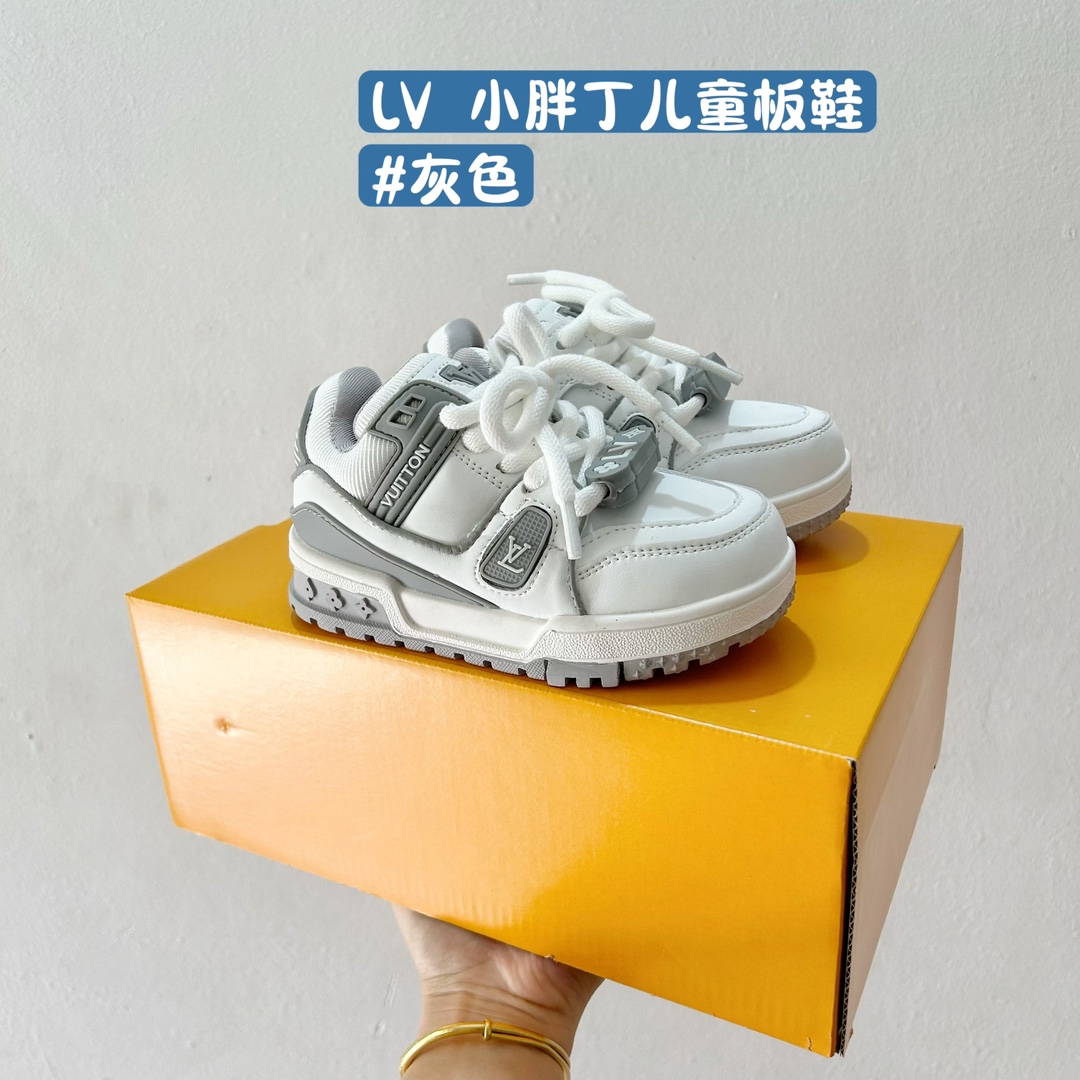 图片[5]-🚦配色合集🔻 🔗 LV小胖丁儿童板鞋。 尺码：26-37码 🌟 想给宝贝的小小脚丫穿上大牌时尚？LV的小胖丁儿童板鞋绝对是个亮眼选择！它不仅设计独特，而且舒适度满分，让宝贝每一步都踏着轻盈与自信的步伐👣。 👟 首先，外观上，LV的小胖丁儿童板鞋采用经典的LV图案，配色丰富，无论是喜欢低调的小朋友，还是追求个性的小超模，都能找到适合自己的那一款。而且鞋面采用了高质量的材料，不仅美观，更耐穿耐磨，经得起宝贝们的捣蛋考验！ 🔥 材质方面，这款儿童板鞋内里采用了柔软的绒面材质，加上可调节的鞋带设计，确保鞋子既贴合又透气，即使是长时间穿着也不会感到闷热或束缚。鞋底采用了轻便且抓地力强的材料，无论是室内游戏还是室外探索，都能提供稳定的支撑，保护宝贝们健康成长。-选品中心