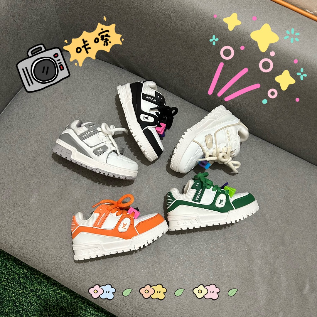 图片[9]-🚦配色合集🔻 🔗 LV小胖丁儿童板鞋。 尺码：26-37码 🌟 想给宝贝的小小脚丫穿上大牌时尚？LV的小胖丁儿童板鞋绝对是个亮眼选择！它不仅设计独特，而且舒适度满分，让宝贝每一步都踏着轻盈与自信的步伐👣。 👟 首先，外观上，LV的小胖丁儿童板鞋采用经典的LV图案，配色丰富，无论是喜欢低调的小朋友，还是追求个性的小超模，都能找到适合自己的那一款。而且鞋面采用了高质量的材料，不仅美观，更耐穿耐磨，经得起宝贝们的捣蛋考验！ 🔥 材质方面，这款儿童板鞋内里采用了柔软的绒面材质，加上可调节的鞋带设计，确保鞋子既贴合又透气，即使是长时间穿着也不会感到闷热或束缚。鞋底采用了轻便且抓地力强的材料，无论是室内游戏还是室外探索，都能提供稳定的支撑，保护宝贝们健康成长。-选品中心