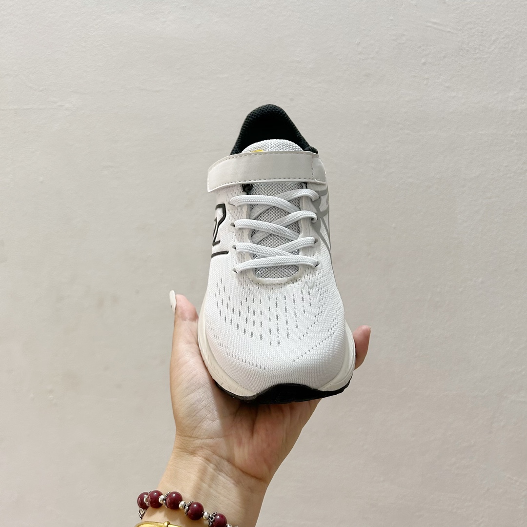 图片[3]-🔗NB860魔术贴儿童运动鞋 尺码：26-37码 👟 当孩子们迈出第一步，每一步都充满期待与挑战，一双合适的运动鞋显得尤为重要。而今天我们要介绍的，就是这款令人惊叹的NB860魔术贴儿童运动鞋！🌈 💖 一打开包装，你就会被那鲜艳的颜色和时尚的设计吸引。这款鞋子不仅适合男孩，也完美地符合女孩的活泼性格。不仅如此，NB860的魔术贴设计更是让穿脱变得轻松无比，再也不用担心帮孩子系鞋带的烦恼了。✨ 🌱 材质方面，NB860采用了透气且柔软的材料，让孩子们在奔跑和跳跃时感到无比舒适。而且鞋底采用了专业的缓震技术，无论是草地还是水泥地面，都能提供足够的支撑和保护。💪 🌍 更重要的是，这款运动鞋的设计灵感来源于户外探险，鼓励孩子们探索世界，勇敢尝试。穿上NB860，他们仿佛拥有了无限的可能，每一双小脚丫都能踏出属于自己的精彩。Adventure awaits! 🌍-选品中心