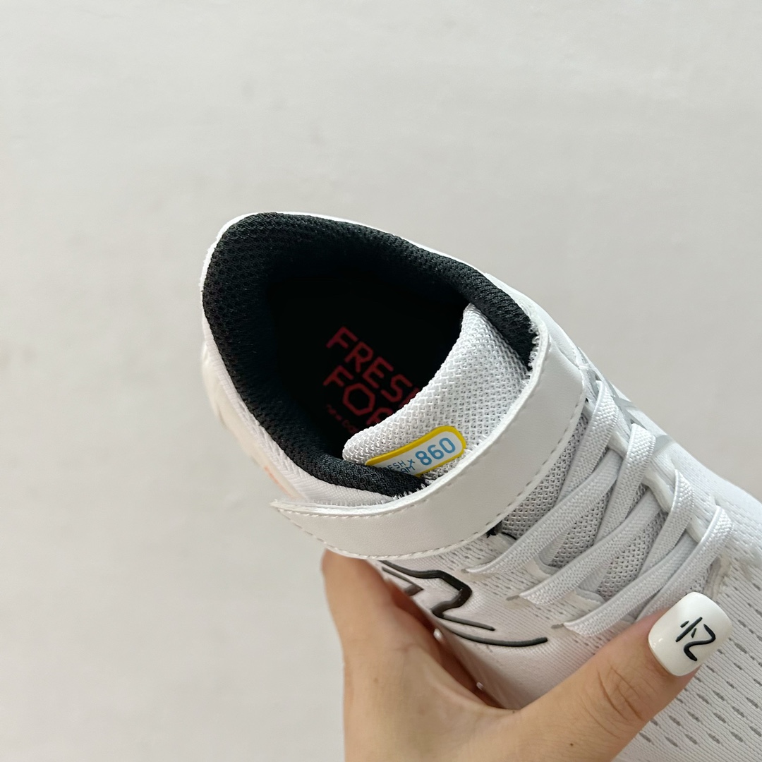 图片[7]-🔗NB860魔术贴儿童运动鞋 尺码：26-37码 👟 当孩子们迈出第一步，每一步都充满期待与挑战，一双合适的运动鞋显得尤为重要。而今天我们要介绍的，就是这款令人惊叹的NB860魔术贴儿童运动鞋！🌈 💖 一打开包装，你就会被那鲜艳的颜色和时尚的设计吸引。这款鞋子不仅适合男孩，也完美地符合女孩的活泼性格。不仅如此，NB860的魔术贴设计更是让穿脱变得轻松无比，再也不用担心帮孩子系鞋带的烦恼了。✨ 🌱 材质方面，NB860采用了透气且柔软的材料，让孩子们在奔跑和跳跃时感到无比舒适。而且鞋底采用了专业的缓震技术，无论是草地还是水泥地面，都能提供足够的支撑和保护。💪 🌍 更重要的是，这款运动鞋的设计灵感来源于户外探险，鼓励孩子们探索世界，勇敢尝试。穿上NB860，他们仿佛拥有了无限的可能，每一双小脚丫都能踏出属于自己的精彩。Adventure awaits! 🌍-选品中心