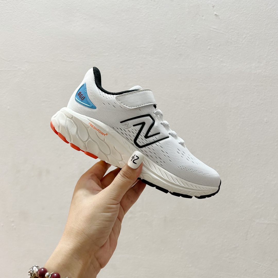 图片[2]-🔗NB860魔术贴儿童运动鞋 尺码：26-37码 👟 当孩子们迈出第一步，每一步都充满期待与挑战，一双合适的运动鞋显得尤为重要。而今天我们要介绍的，就是这款令人惊叹的NB860魔术贴儿童运动鞋！🌈 💖 一打开包装，你就会被那鲜艳的颜色和时尚的设计吸引。这款鞋子不仅适合男孩，也完美地符合女孩的活泼性格。不仅如此，NB860的魔术贴设计更是让穿脱变得轻松无比，再也不用担心帮孩子系鞋带的烦恼了。✨ 🌱 材质方面，NB860采用了透气且柔软的材料，让孩子们在奔跑和跳跃时感到无比舒适。而且鞋底采用了专业的缓震技术，无论是草地还是水泥地面，都能提供足够的支撑和保护。💪 🌍 更重要的是，这款运动鞋的设计灵感来源于户外探险，鼓励孩子们探索世界，勇敢尝试。穿上NB860，他们仿佛拥有了无限的可能，每一双小脚丫都能踏出属于自己的精彩。Adventure awaits! 🌍-选品中心